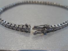 2.26ct Diamond tennis bracelet set with brilliant cut diamonds of H/ I colour, si2 clarity. All