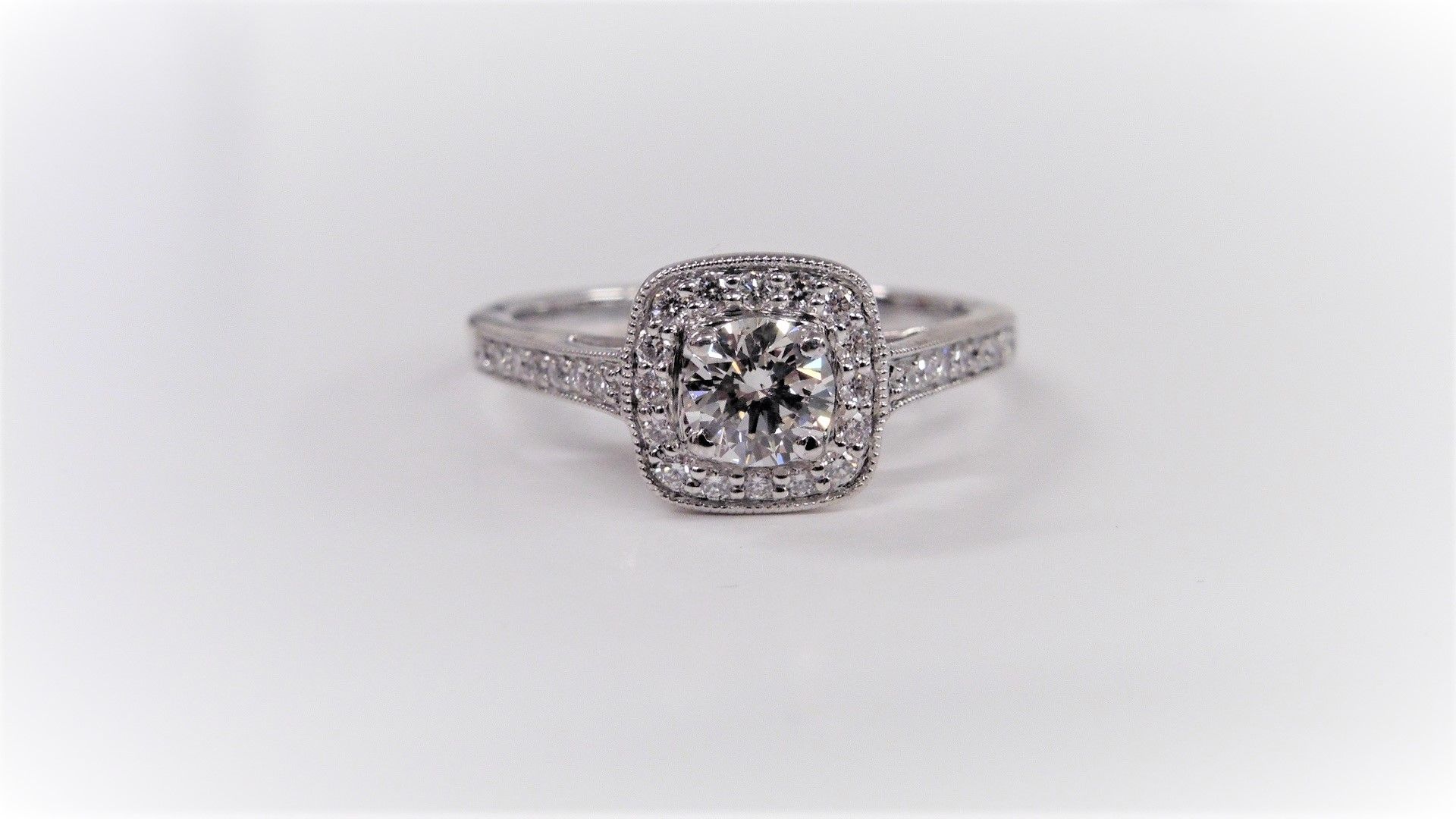 9ct DiaMond Halo solitaire ring,025ct h colour si3 brilliant cut diamond,0.18ct h colour is grade