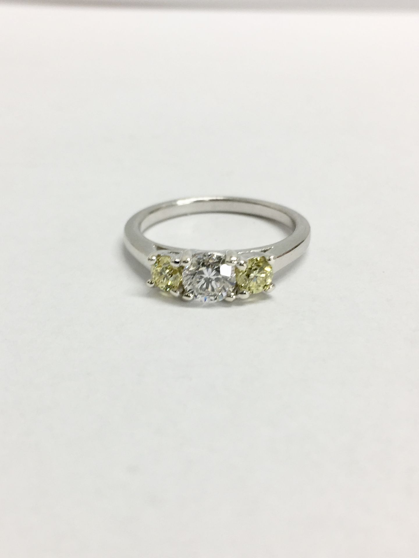 PLatinum diamond three stone ring,0.30ct centre h colour si3 brilliantcut diamond. two 0.10ct 3mm - Bild 2 aus 4