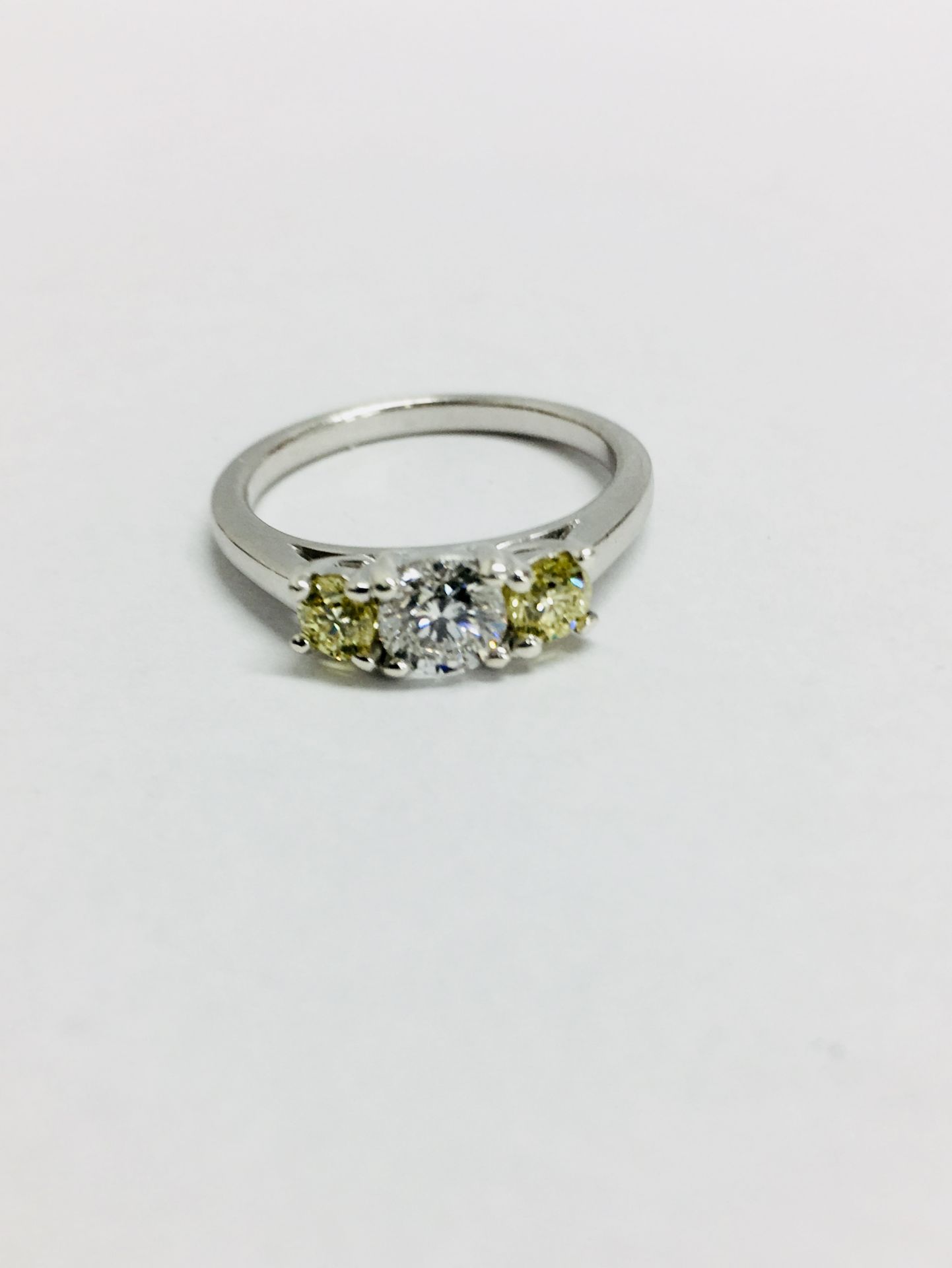 PLatinum diamond three stone ring,0.30ct centre h colour si3 brilliantcut diamond. two 0.10ct 3mm - Bild 4 aus 4