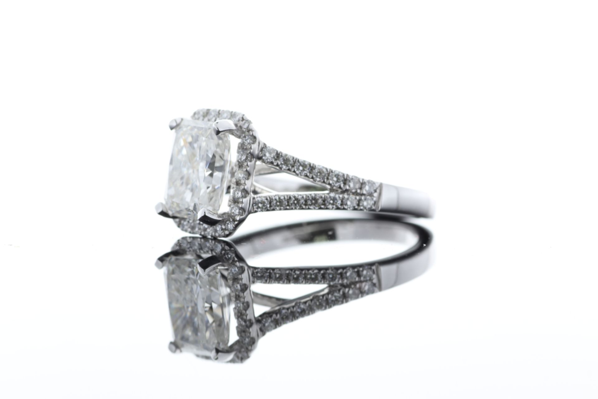 18ct White Gold Single Stone Radiant Cut Diamond With Halo Setting Ring 2.51 (2.01) - Bild 12 aus 73