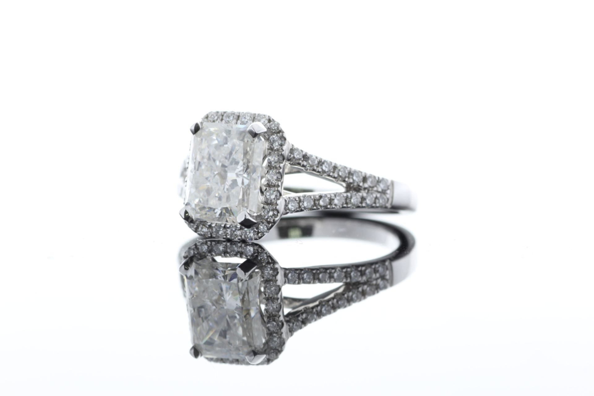 18ct White Gold Single Stone Radiant Cut Diamond With Halo Setting Ring 2.51 (2.01) - Bild 8 aus 73