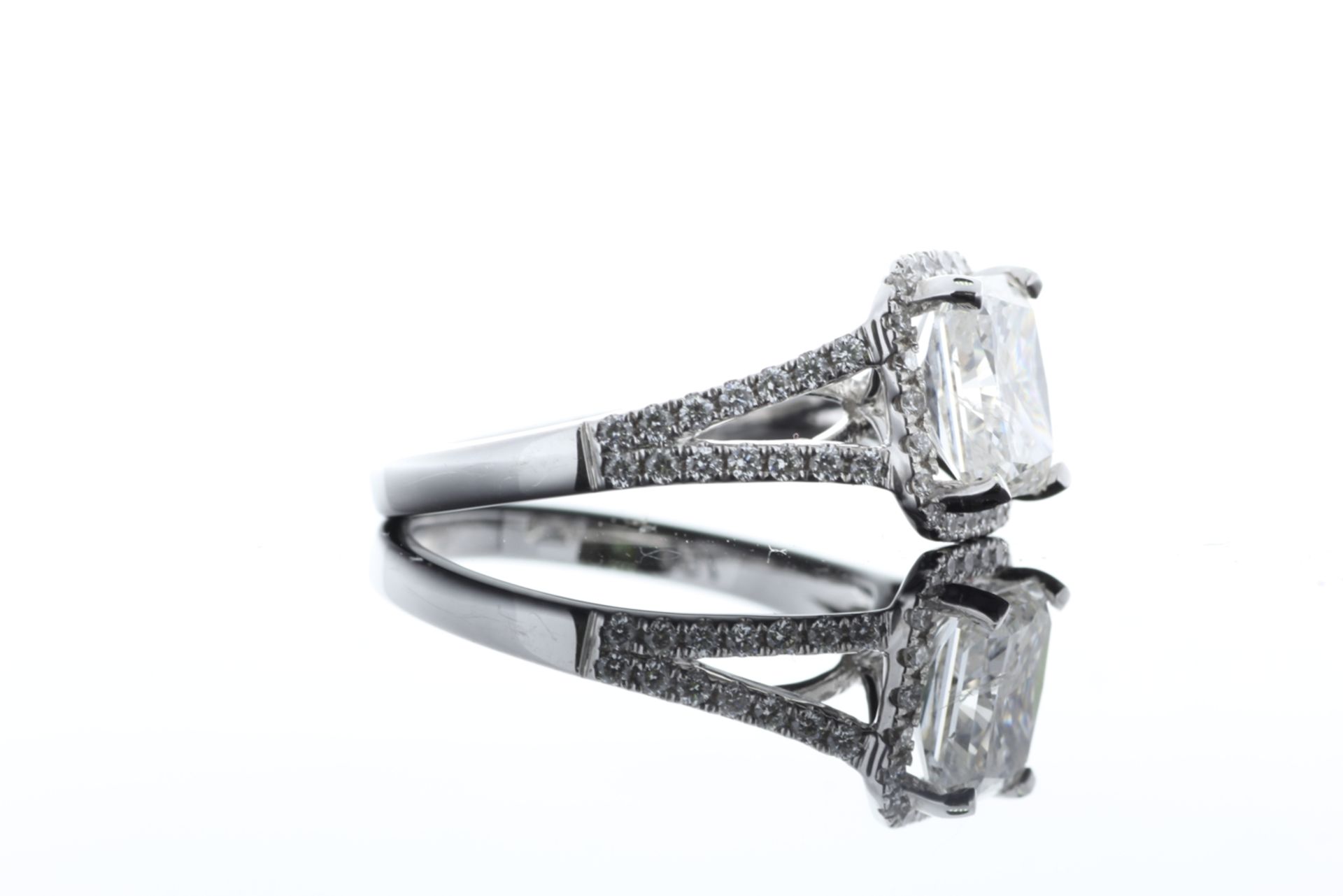 18ct White Gold Single Stone Radiant Cut Diamond With Halo Setting Ring 2.51 (2.01) - Bild 62 aus 73