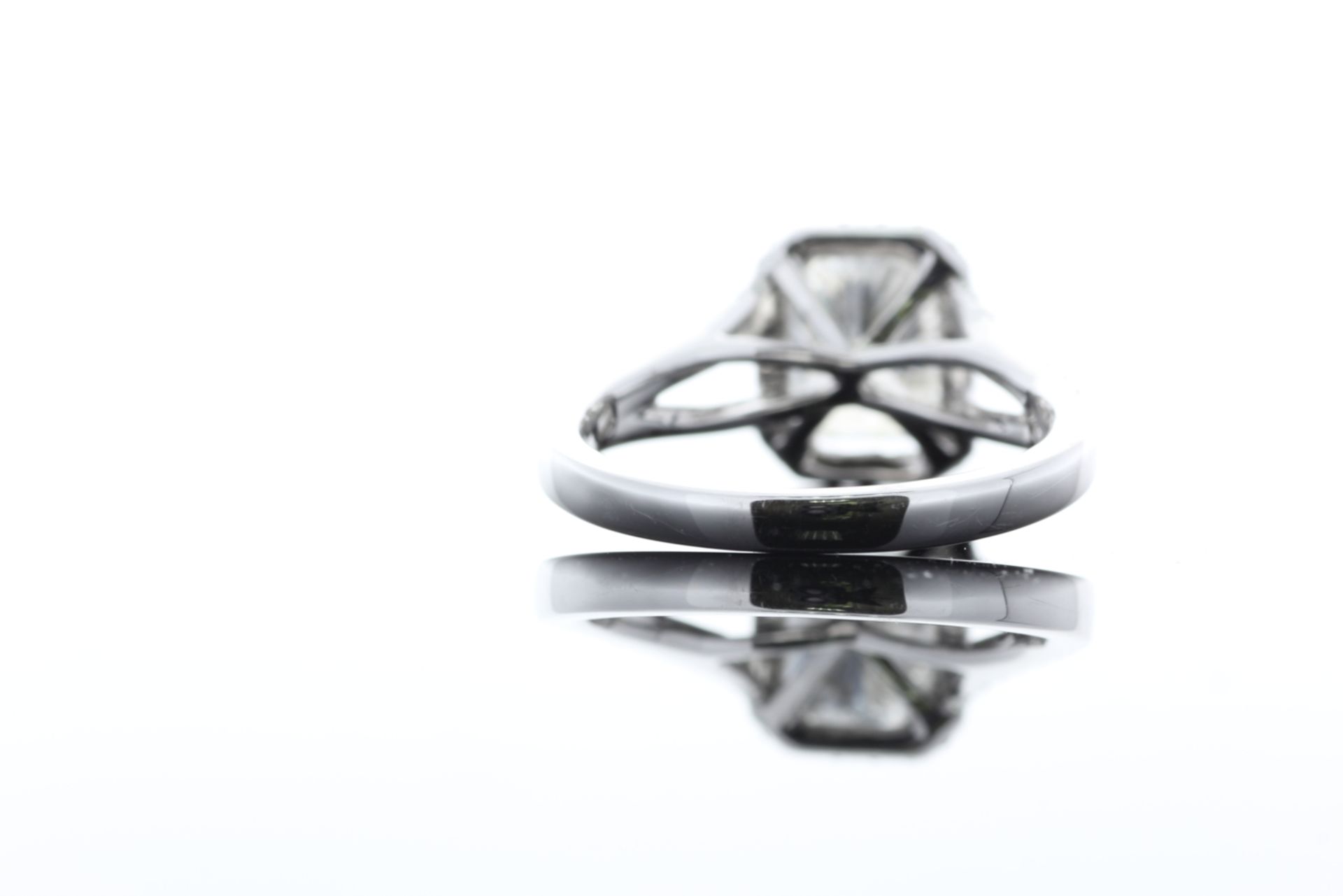 18ct White Gold Single Stone Radiant Cut Diamond With Halo Setting Ring 2.51 (2.01) - Image 41 of 73