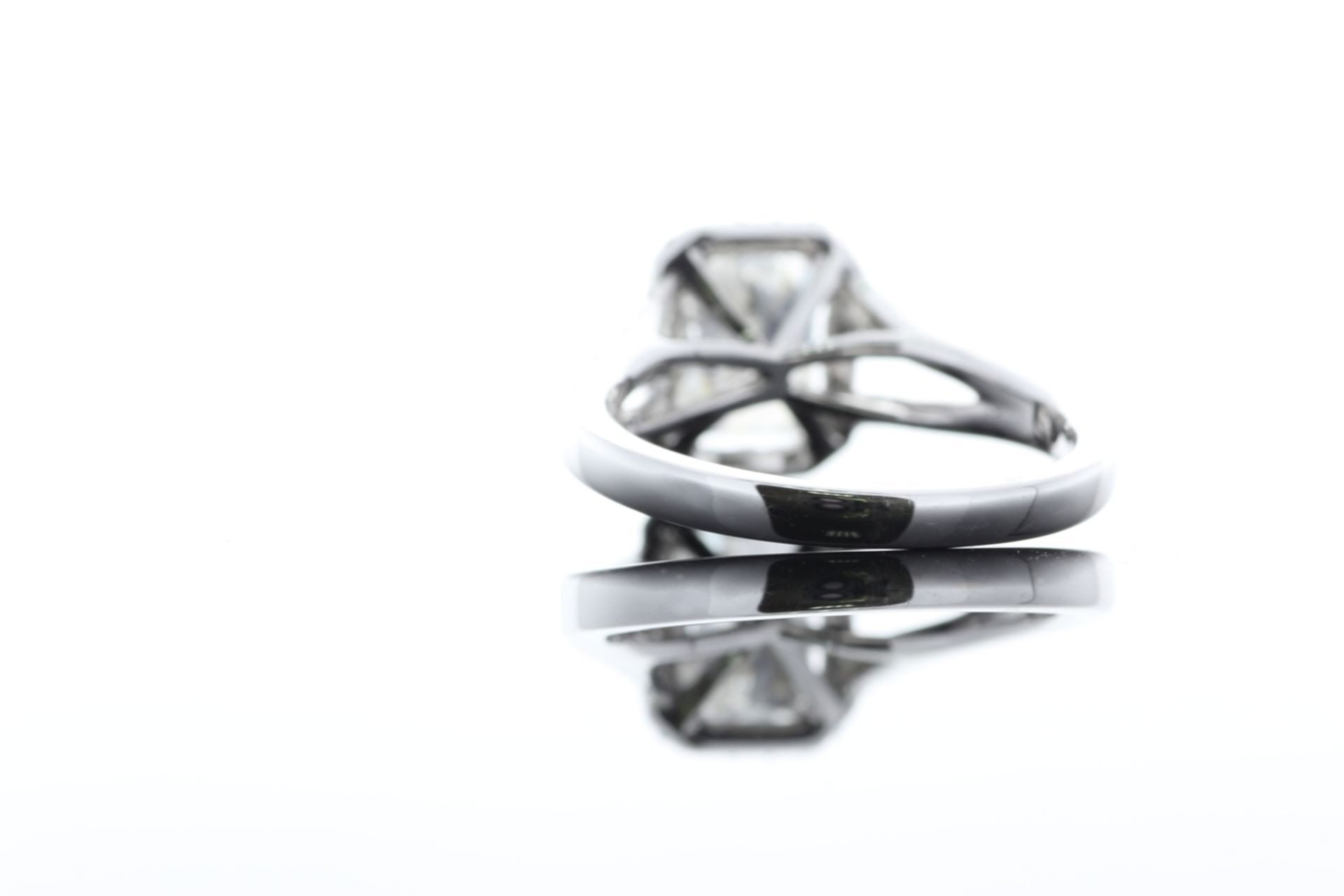 18ct White Gold Single Stone Radiant Cut Diamond With Halo Setting Ring 2.51 (2.01) - Bild 36 aus 73