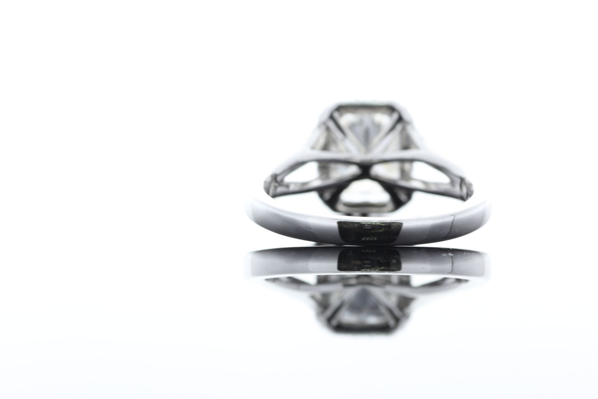 18ct White Gold Single Stone Radiant Cut Diamond With Halo Setting Ring 2.51 (2.01) - Bild 39 aus 73