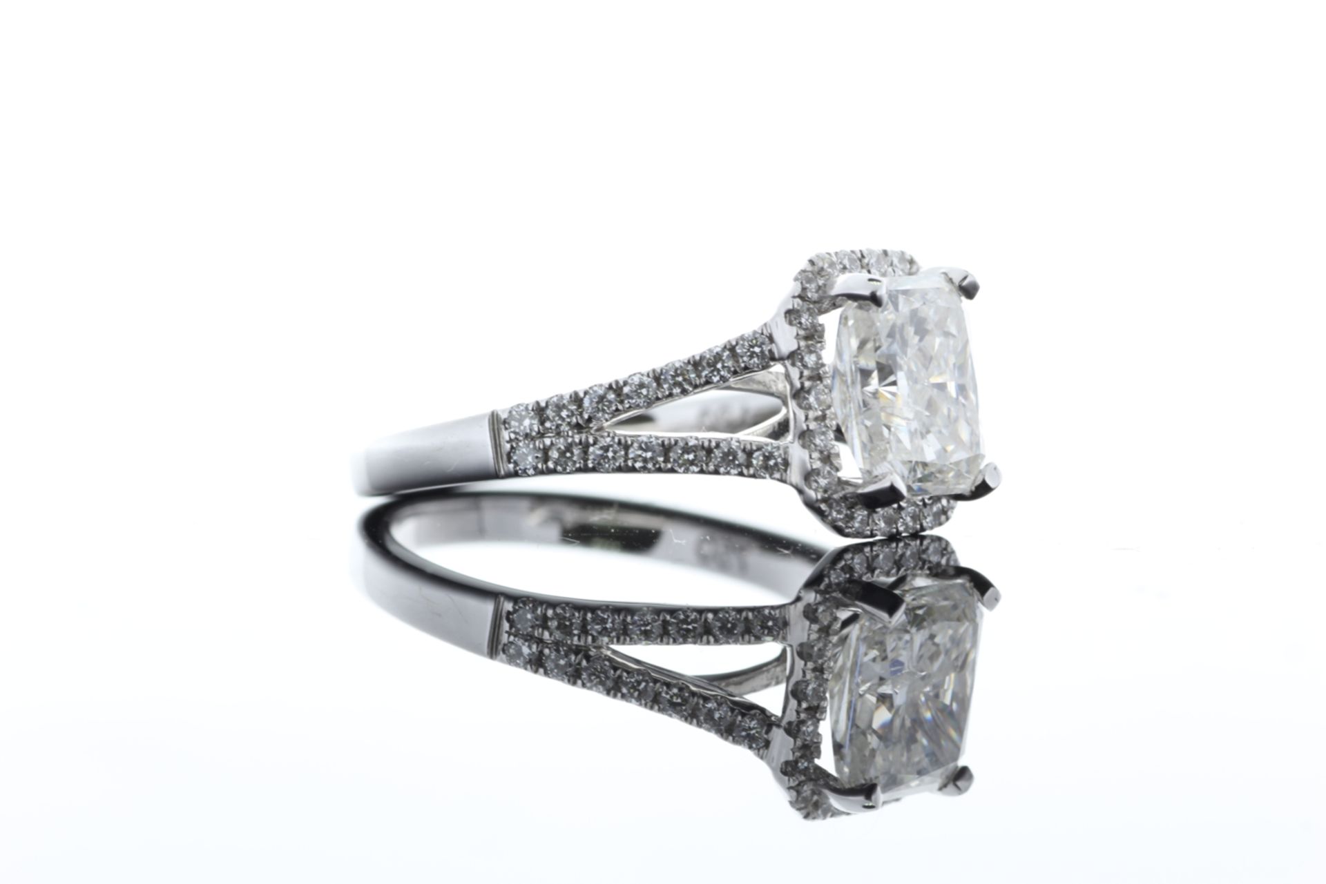 18ct White Gold Single Stone Radiant Cut Diamond With Halo Setting Ring 2.51 (2.01) - Bild 65 aus 73