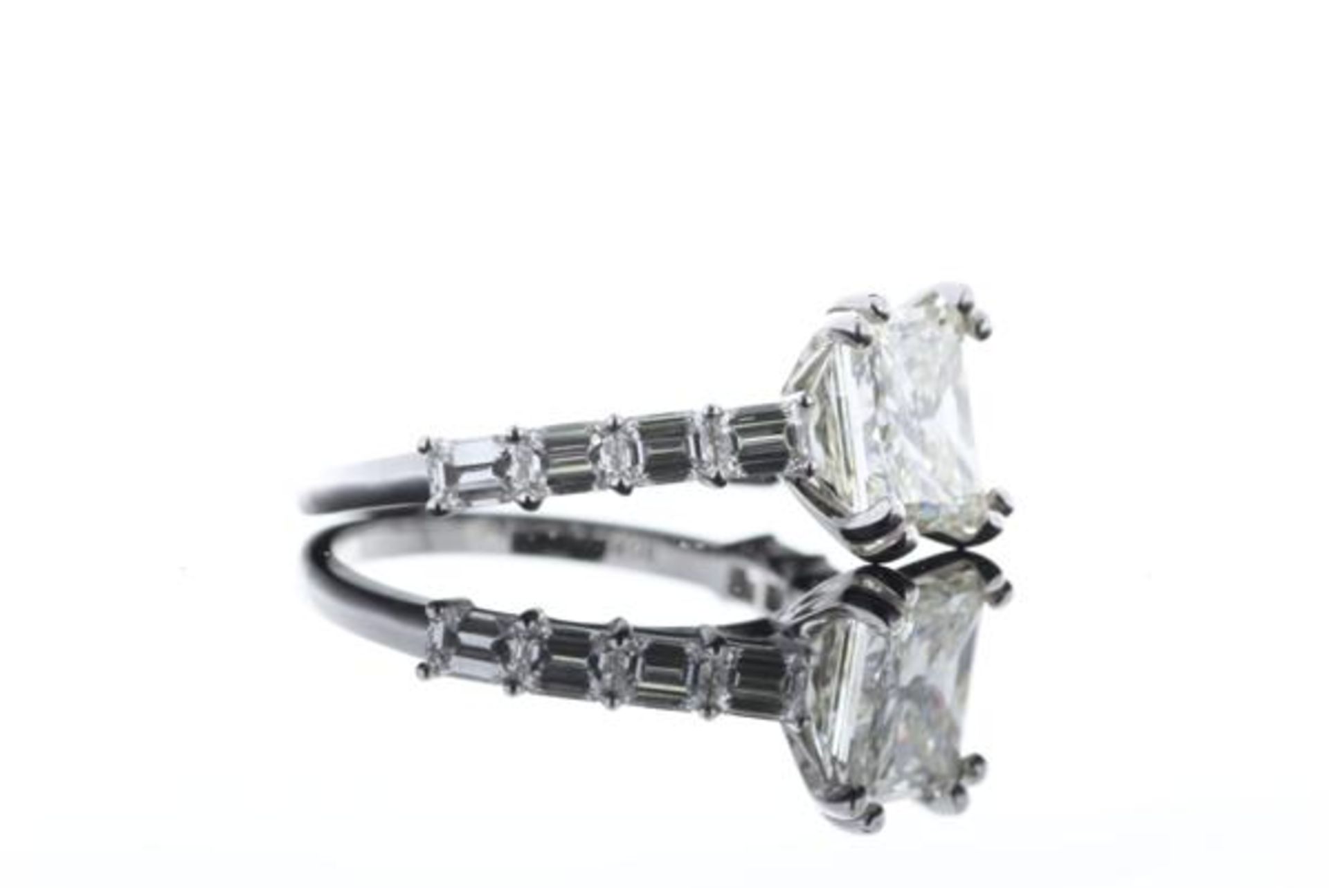 18ct White Gold Single Stone Princess Cut Diamond Ring with emerald shoulders 3.09 - Bild 64 aus 67