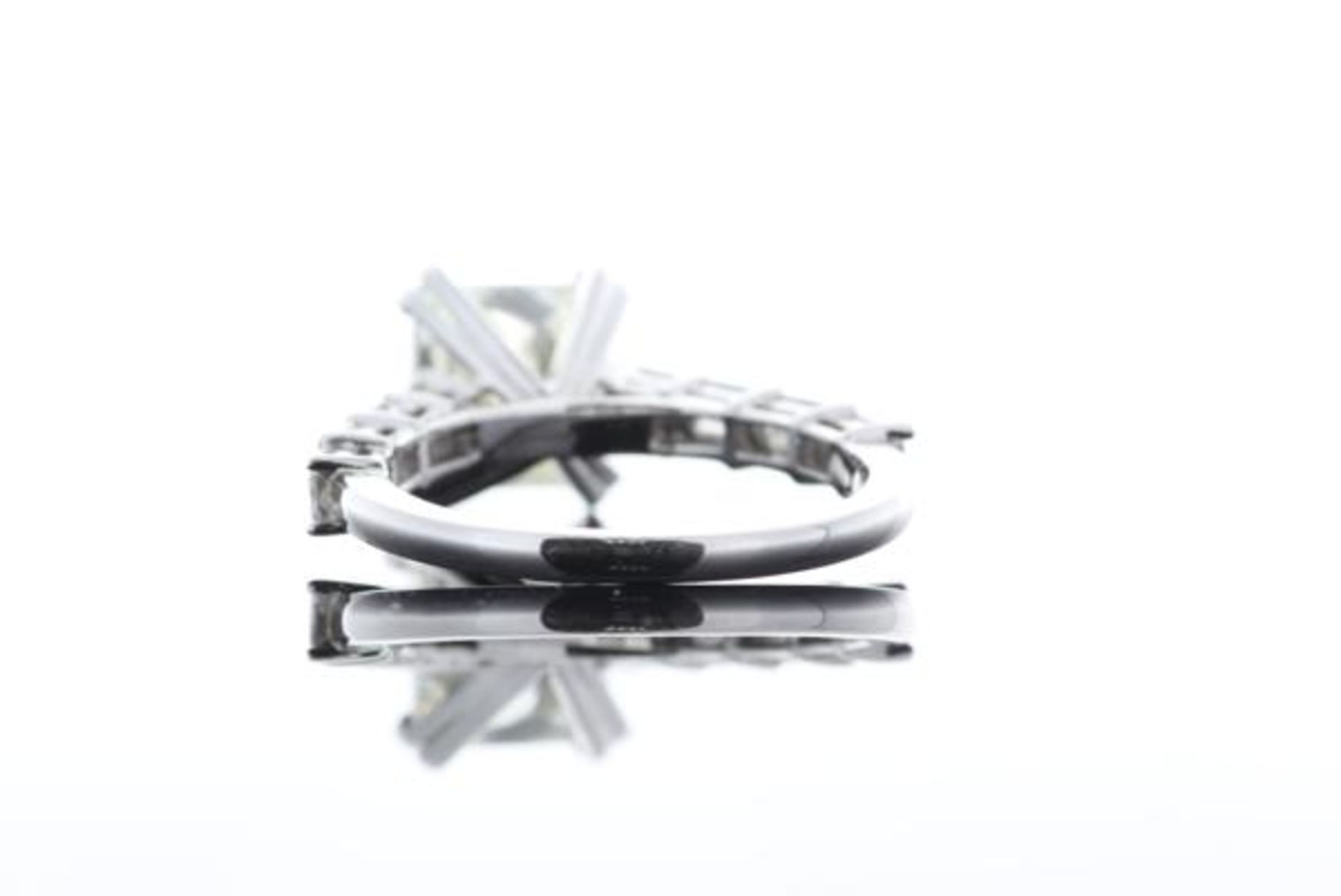 18ct White Gold Single Stone Princess Cut Diamond Ring with emerald shoulders 3.09 - Bild 36 aus 67