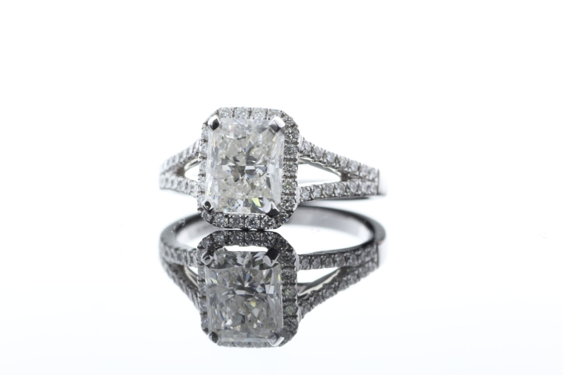 18ct White Gold Single Stone Radiant Cut Diamond With Halo Setting Ring 2.51 (2.01) - Bild 5 aus 73