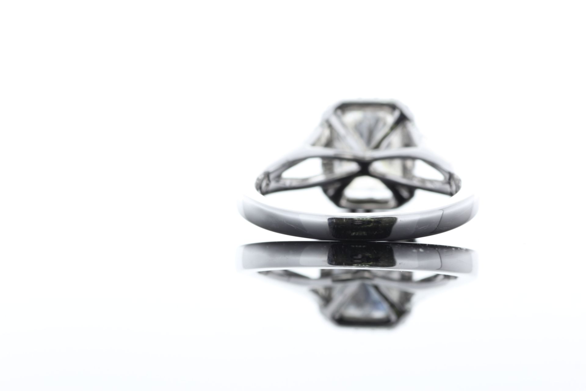 18ct White Gold Single Stone Radiant Cut Diamond With Halo Setting Ring 2.51 (2.01) - Image 40 of 73