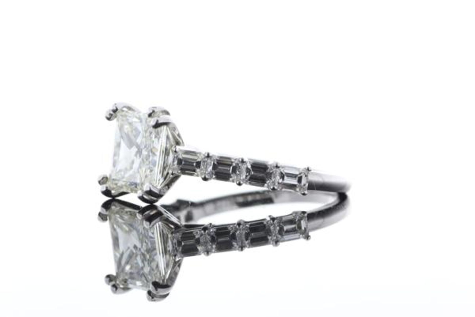 18ct White Gold Single Stone Princess Cut Diamond Ring with emerald shoulders 3.09 - Bild 14 aus 67
