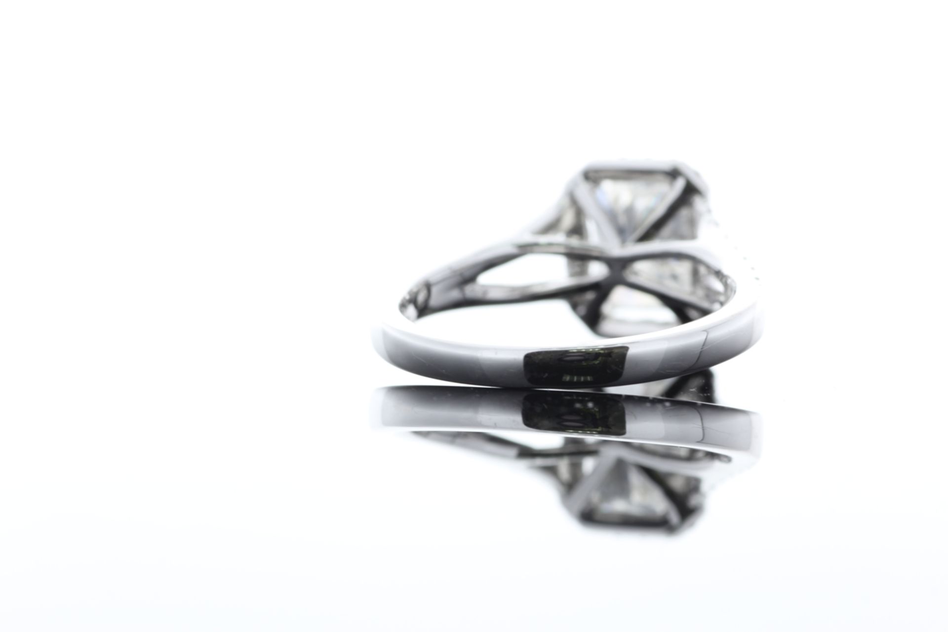 18ct White Gold Single Stone Radiant Cut Diamond With Halo Setting Ring 2.51 (2.01) - Bild 43 aus 73