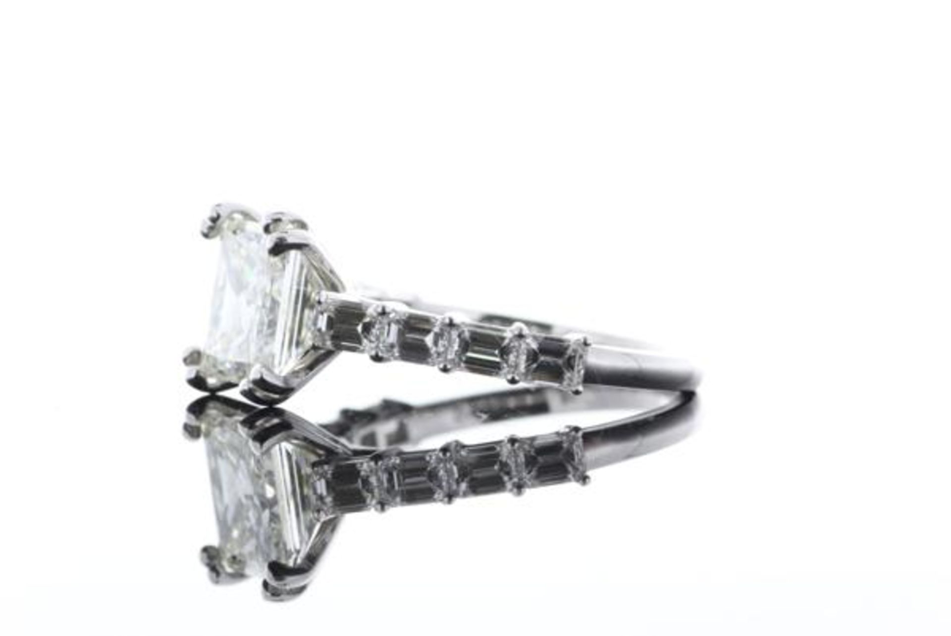 18ct White Gold Single Stone Princess Cut Diamond Ring with emerald shoulders 3.09 - Bild 16 aus 67