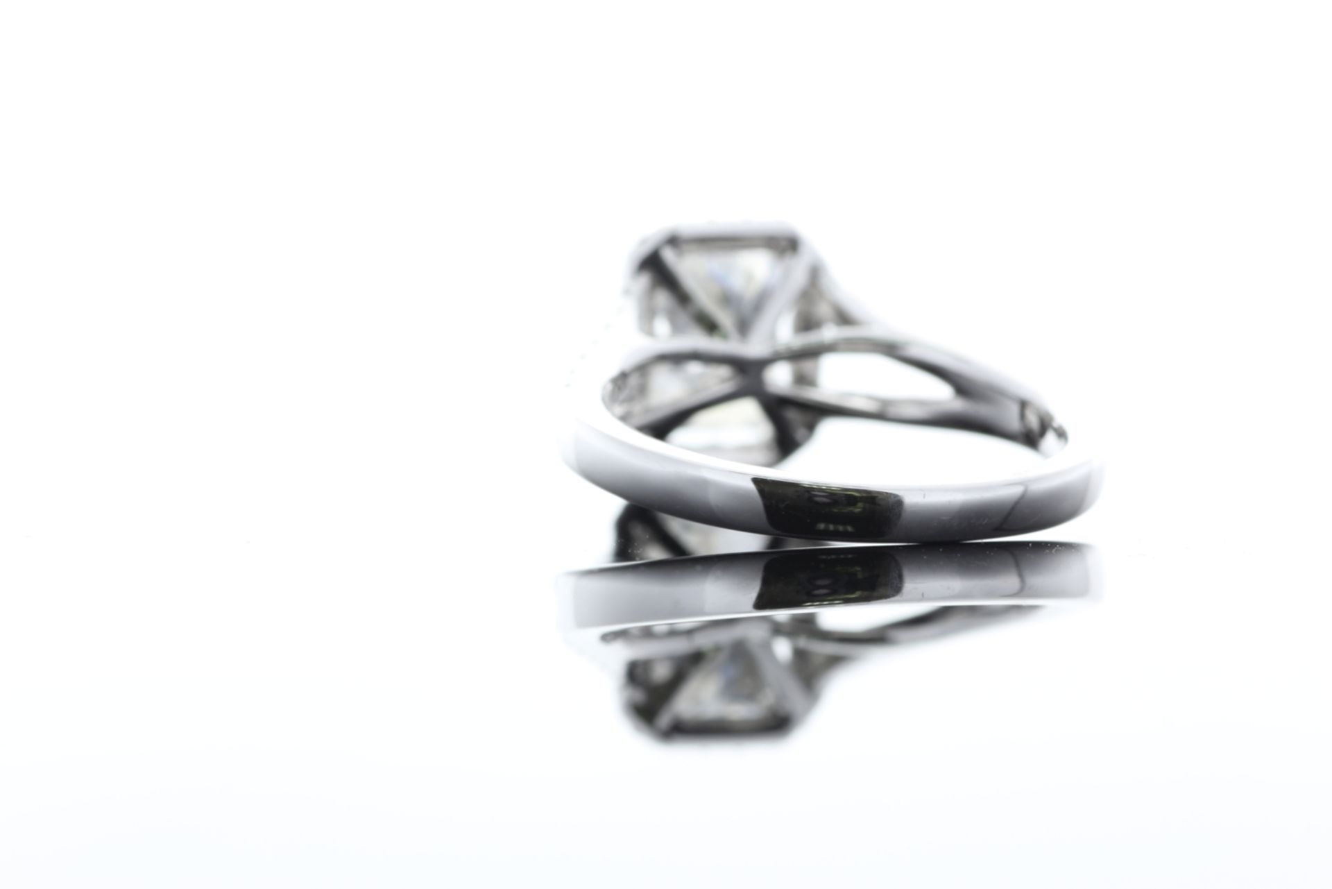 18ct White Gold Single Stone Radiant Cut Diamond With Halo Setting Ring 2.51 (2.01) - Bild 35 aus 73
