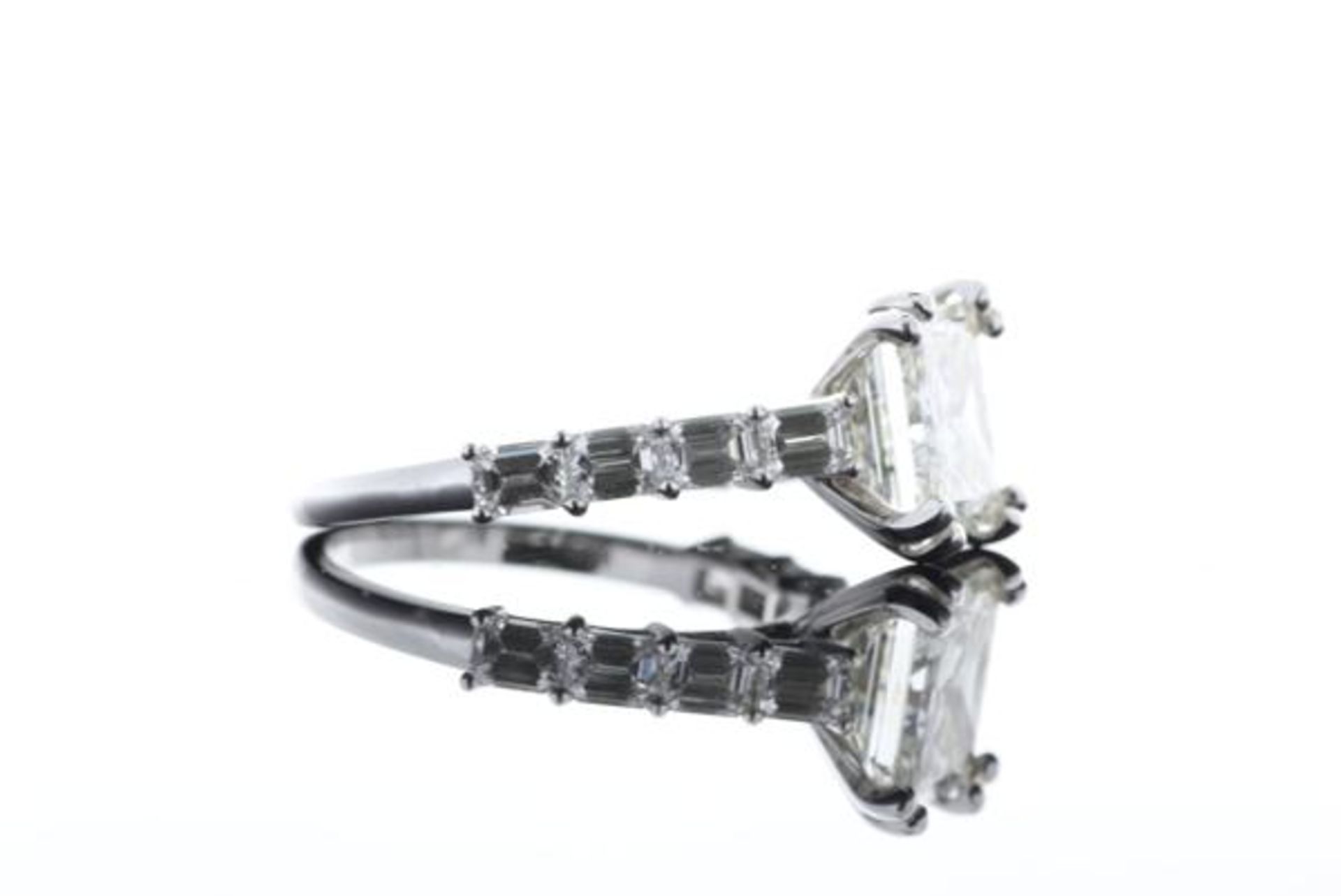 18ct White Gold Single Stone Princess Cut Diamond Ring with emerald shoulders 3.09 - Bild 62 aus 67