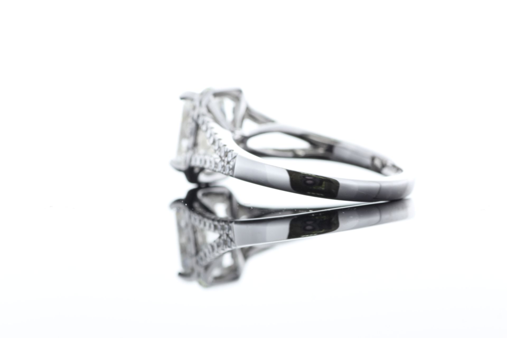 18ct White Gold Single Stone Radiant Cut Diamond With Halo Setting Ring 2.51 (2.01) - Bild 28 aus 73