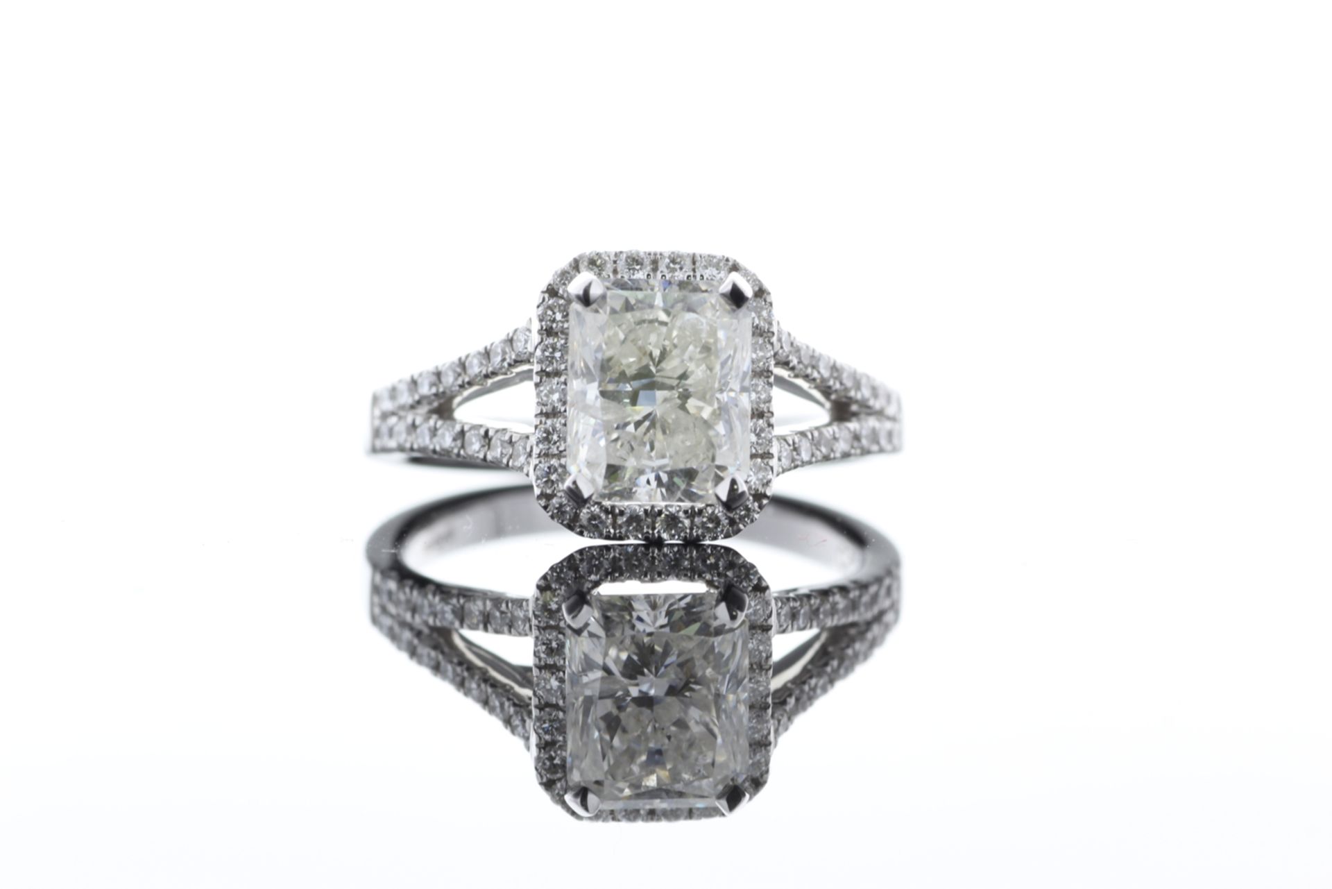 18ct White Gold Single Stone Radiant Cut Diamond With Halo Setting Ring 2.51 (2.01) - Bild 2 aus 73