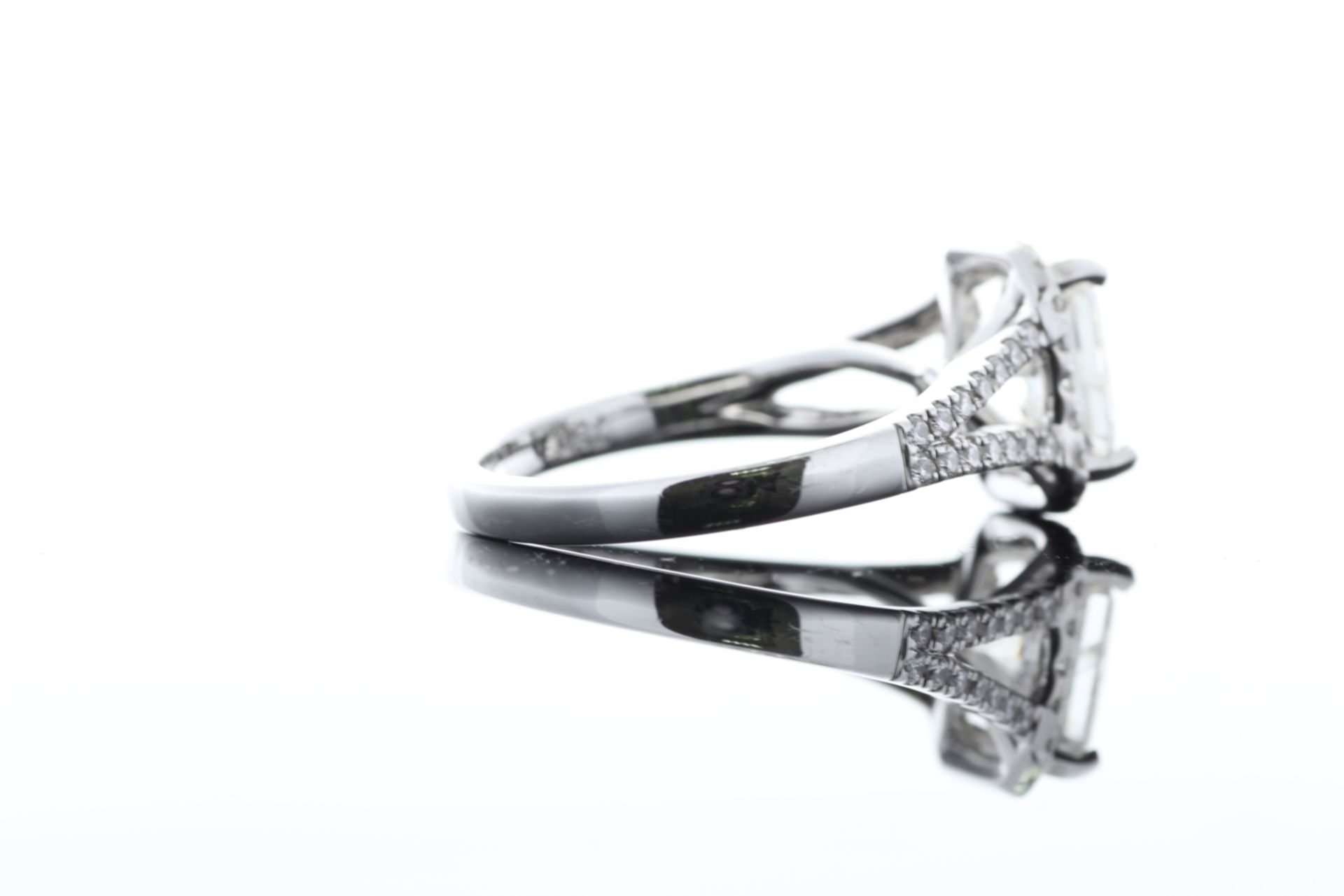 18ct White Gold Single Stone Radiant Cut Diamond With Halo Setting Ring 2.51 (2.01) - Image 52 of 73