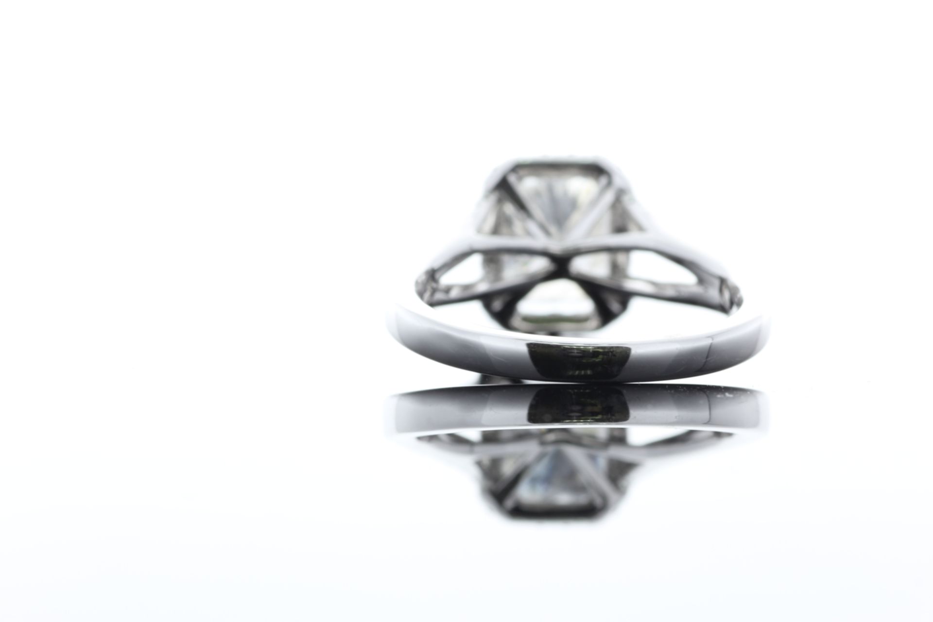 18ct White Gold Single Stone Radiant Cut Diamond With Halo Setting Ring 2.51 (2.01) - Bild 38 aus 73