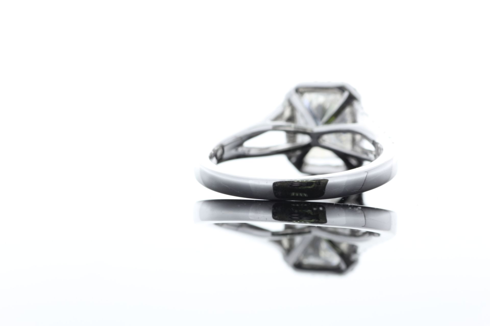 18ct White Gold Single Stone Radiant Cut Diamond With Halo Setting Ring 2.51 (2.01) - Image 42 of 73