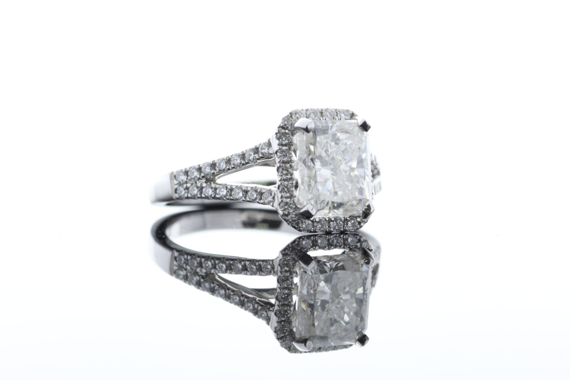 18ct White Gold Single Stone Radiant Cut Diamond With Halo Setting Ring 2.51 (2.01) - Bild 70 aus 73