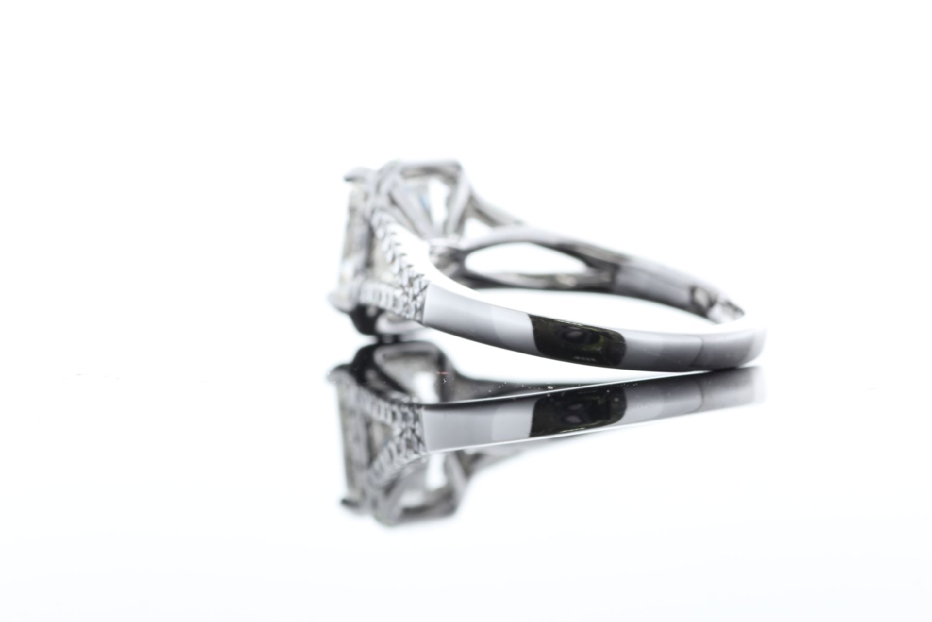 18ct White Gold Single Stone Radiant Cut Diamond With Halo Setting Ring 2.51 (2.01) - Bild 29 aus 73