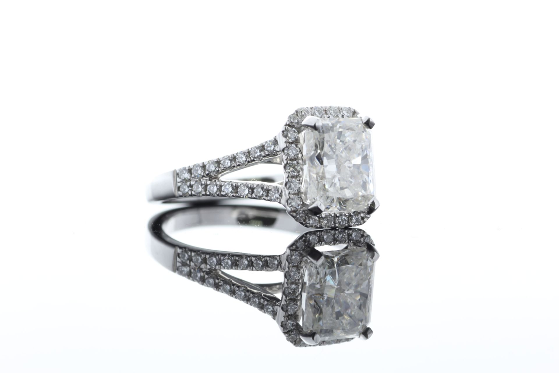 18ct White Gold Single Stone Radiant Cut Diamond With Halo Setting Ring 2.51 (2.01) - Bild 69 aus 73