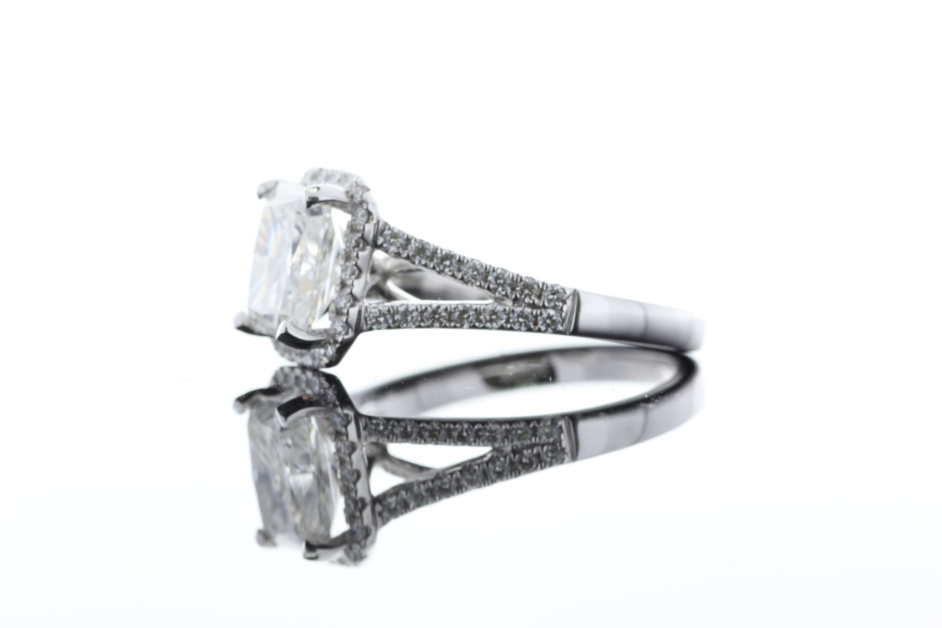 18ct White Gold Single Stone Radiant Cut Diamond With Halo Setting Ring 2.51 (2.01) - Bild 15 aus 73