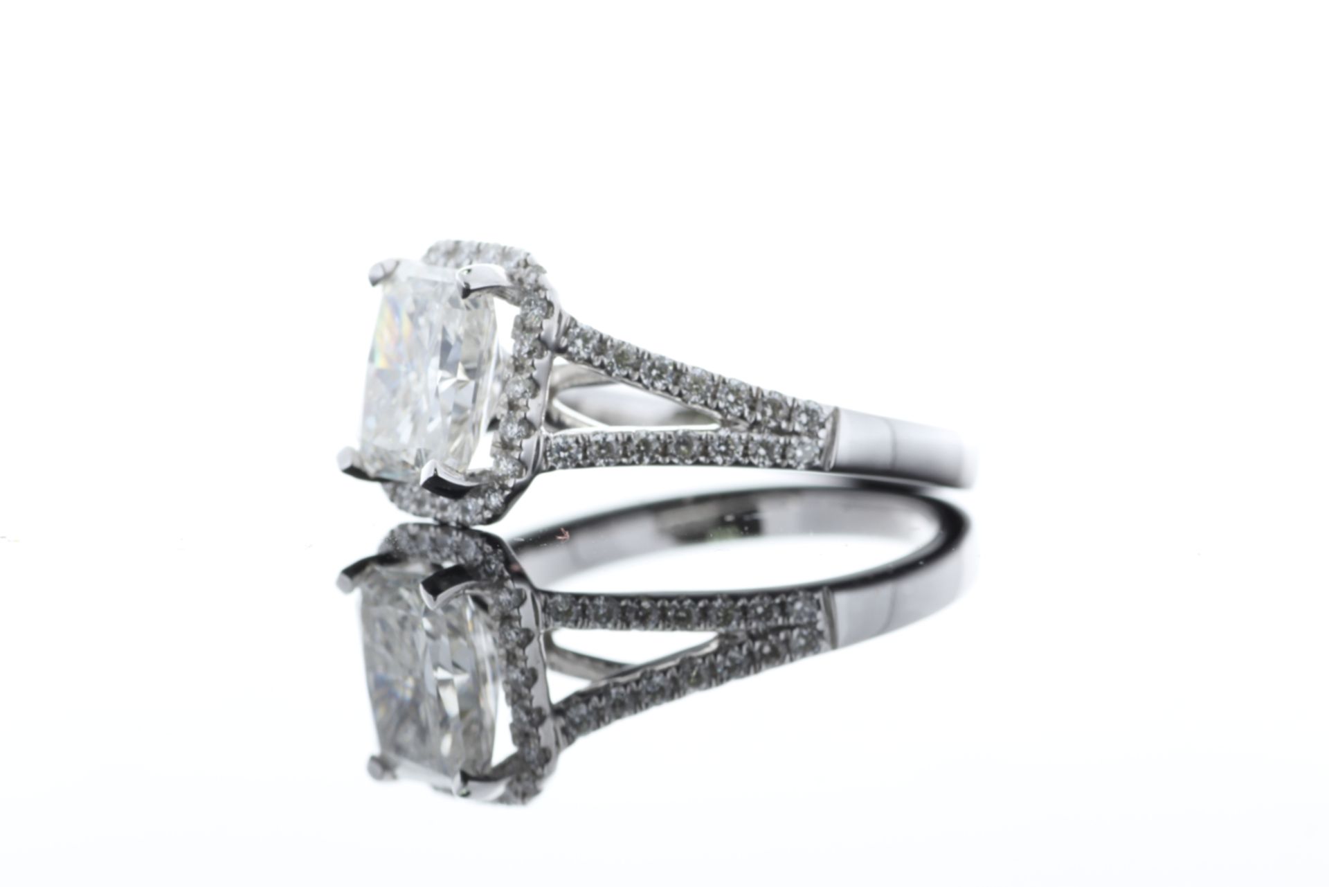 18ct White Gold Single Stone Radiant Cut Diamond With Halo Setting Ring 2.51 (2.01) - Bild 13 aus 73