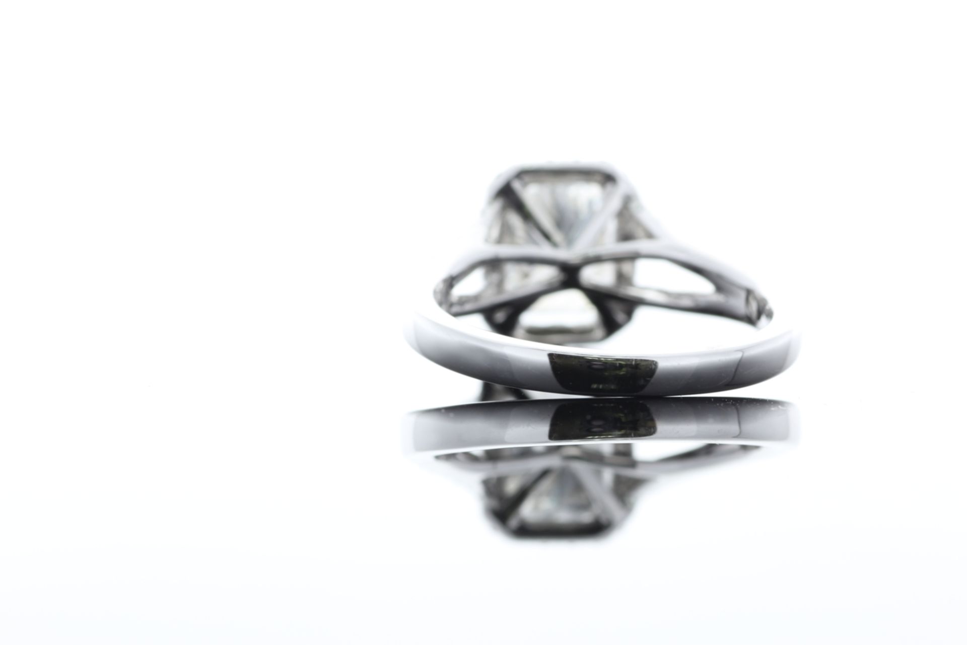 18ct White Gold Single Stone Radiant Cut Diamond With Halo Setting Ring 2.51 (2.01) - Image 37 of 73