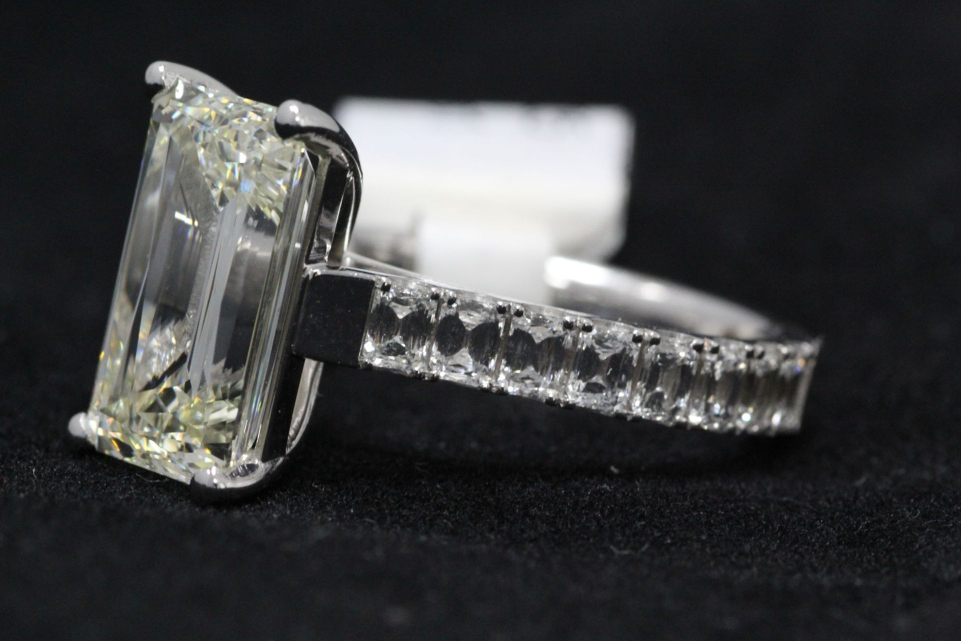 18ct White Gold Single Stone Prong Set Ashoka With Stone Set Shoulders Diamond Ring 5.25 Carats - Image 2 of 3