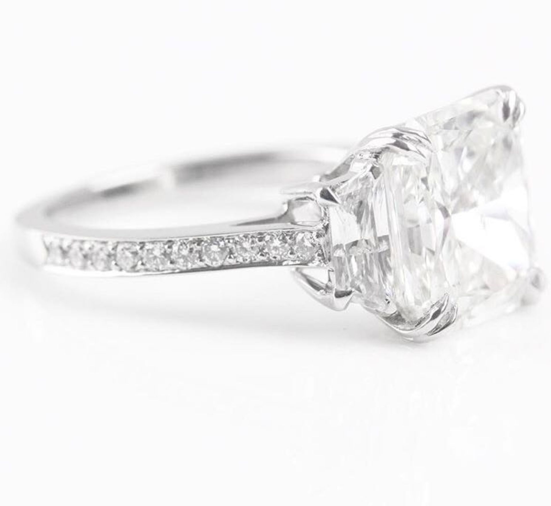 18ct White Gold Three Stone With Radiant Cut Centre Claw Set Diamond Ring 5.00 - Image 4 of 4