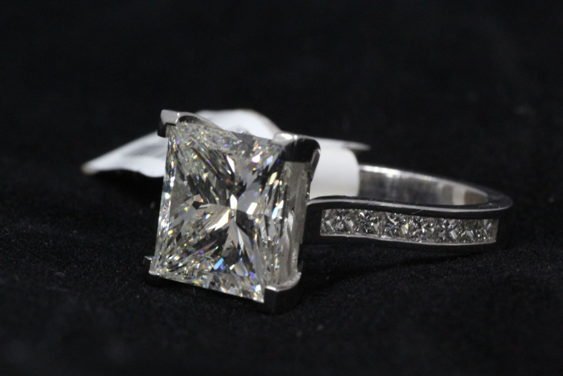 18ct White Gold Single Stone, Princess Cut With Stone Set Shoulders Diamond Ring 7.01 Carats - Bild 2 aus 2