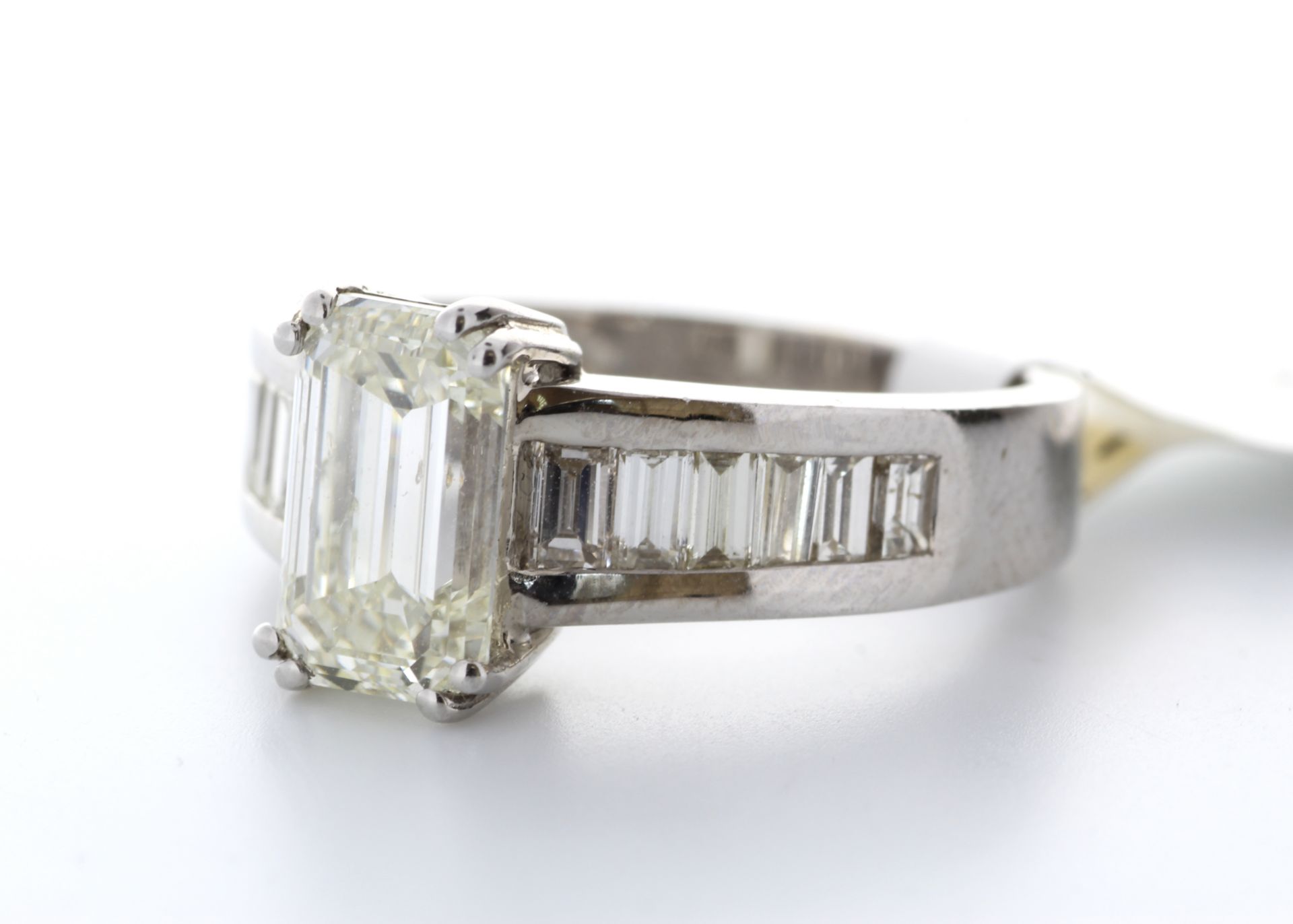 18ct White Gold Single Stone Claw Set Emerald Cut With Stone Set Shoulders Diamond Ring 2.90 - Image 2 of 2