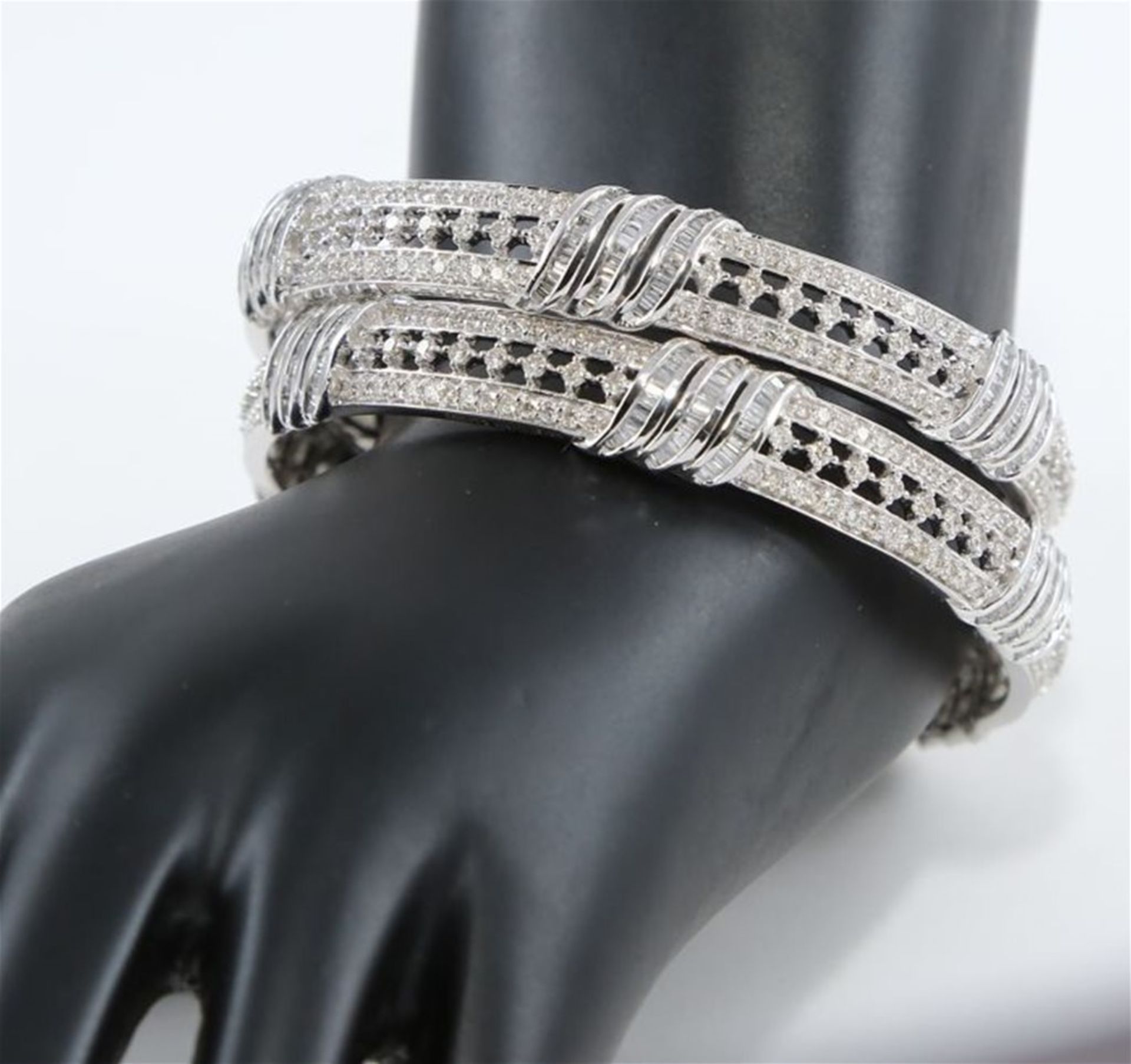 IGI Certified 14 K / 585 White Gold Designer Diamond Bangle Pair - Image 5 of 10