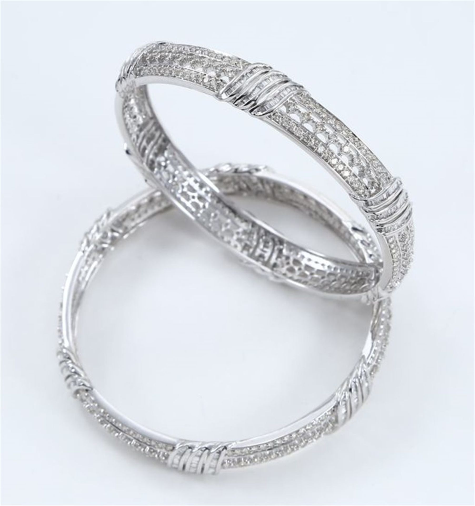 IGI Certified 14 K / 585 White Gold Designer Diamond Bangle Pair