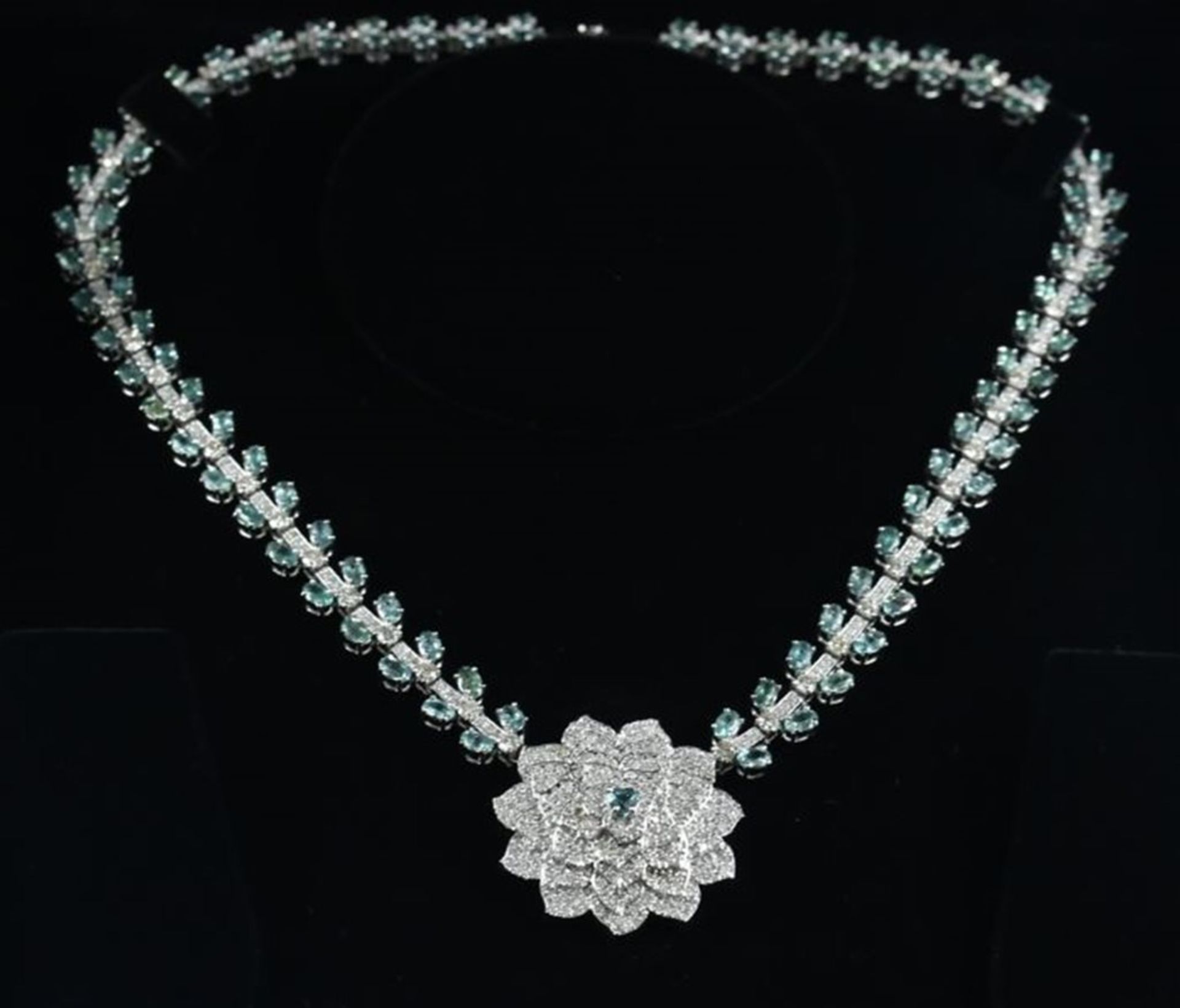 IGI Certified 14 K/ 585 White Gold 22.59 ct. Alexandrite and 14.52 ct. Diamond Necklace - Image 4 of 9