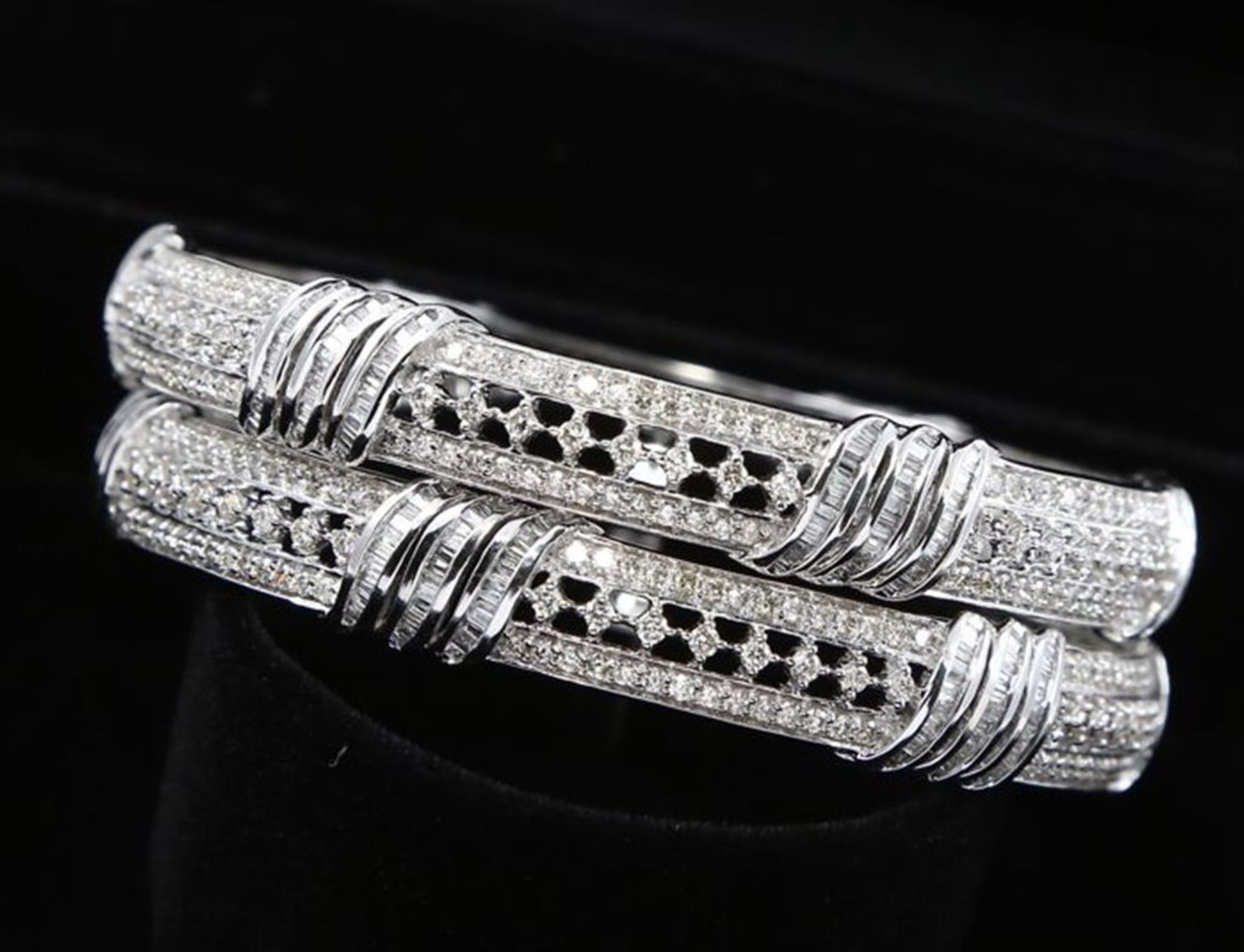 IGI Certified 14 K / 585 White Gold Designer Diamond Bangle Pair - Image 3 of 10