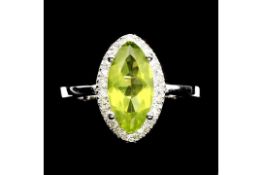 A Marvellous Natural Peridot Gemstone Ring - Clarity Vvs/If - Transparent - Gemstone Size 12mm x 6mm