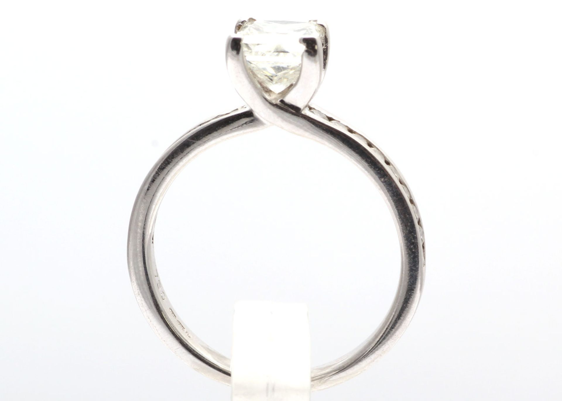 18ct White Gold Single Diamond Ring With Stone Set Shoulders (1.10) 1.37 - Image 3 of 4