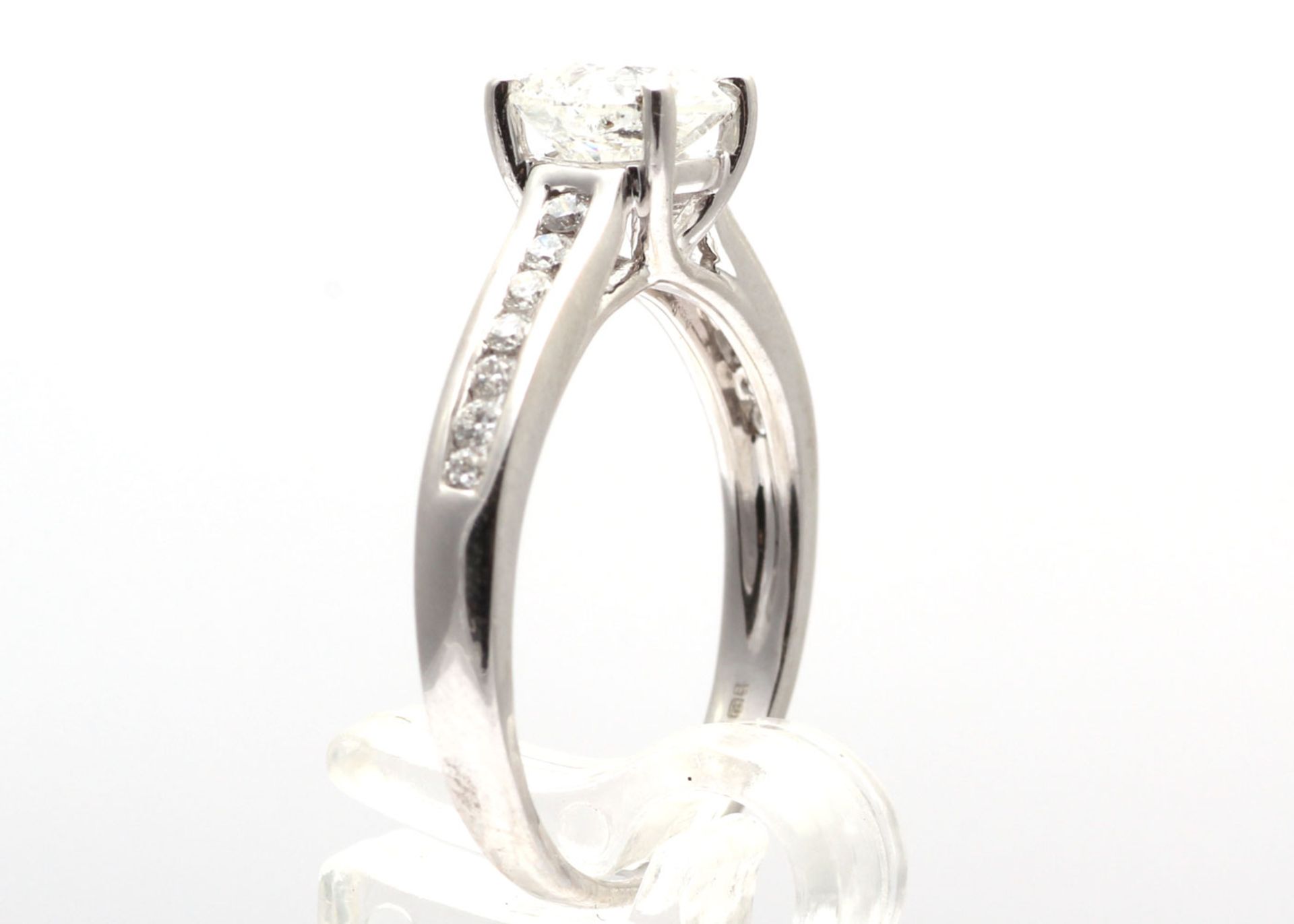 18ct White Gold Single Diamond Ring With Stone Set Shoulders (1.10) 1.37 - Bild 4 aus 4