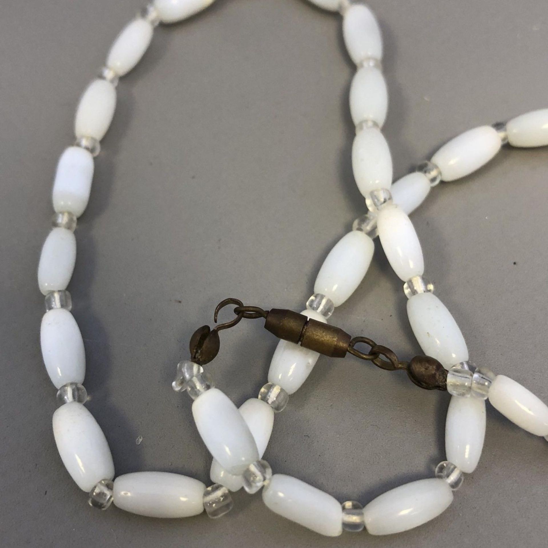 Antique Jewellery - Mother of pearl oblong beads necklace - screw barrel clasp - Image 3 of 3