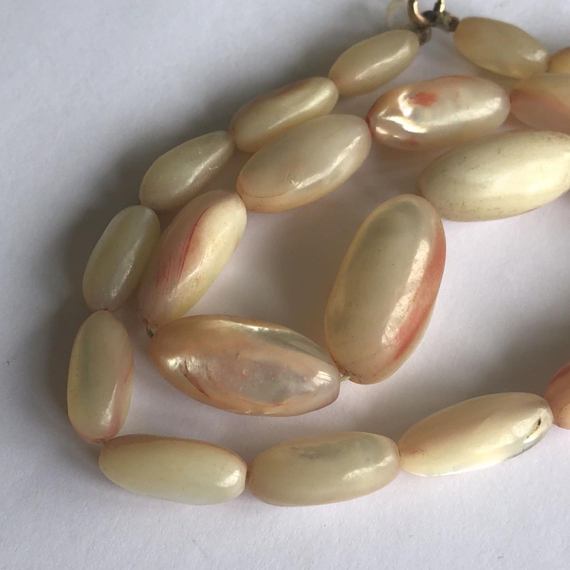 antique handmade Mother of Pearl oval graduated beads necklace - 9ct gold clasp - Image 4 of 4