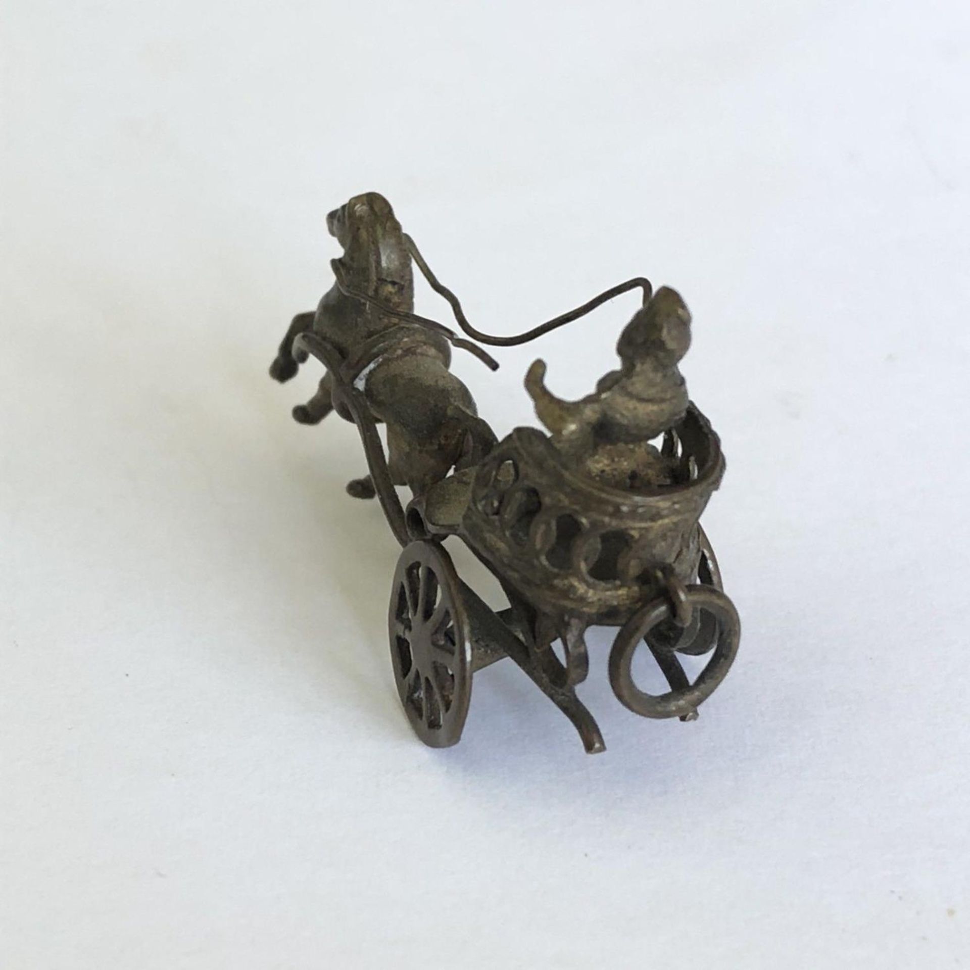 Fine antique yellow metal detailed horse and carriage fob or charm - Image 2 of 5