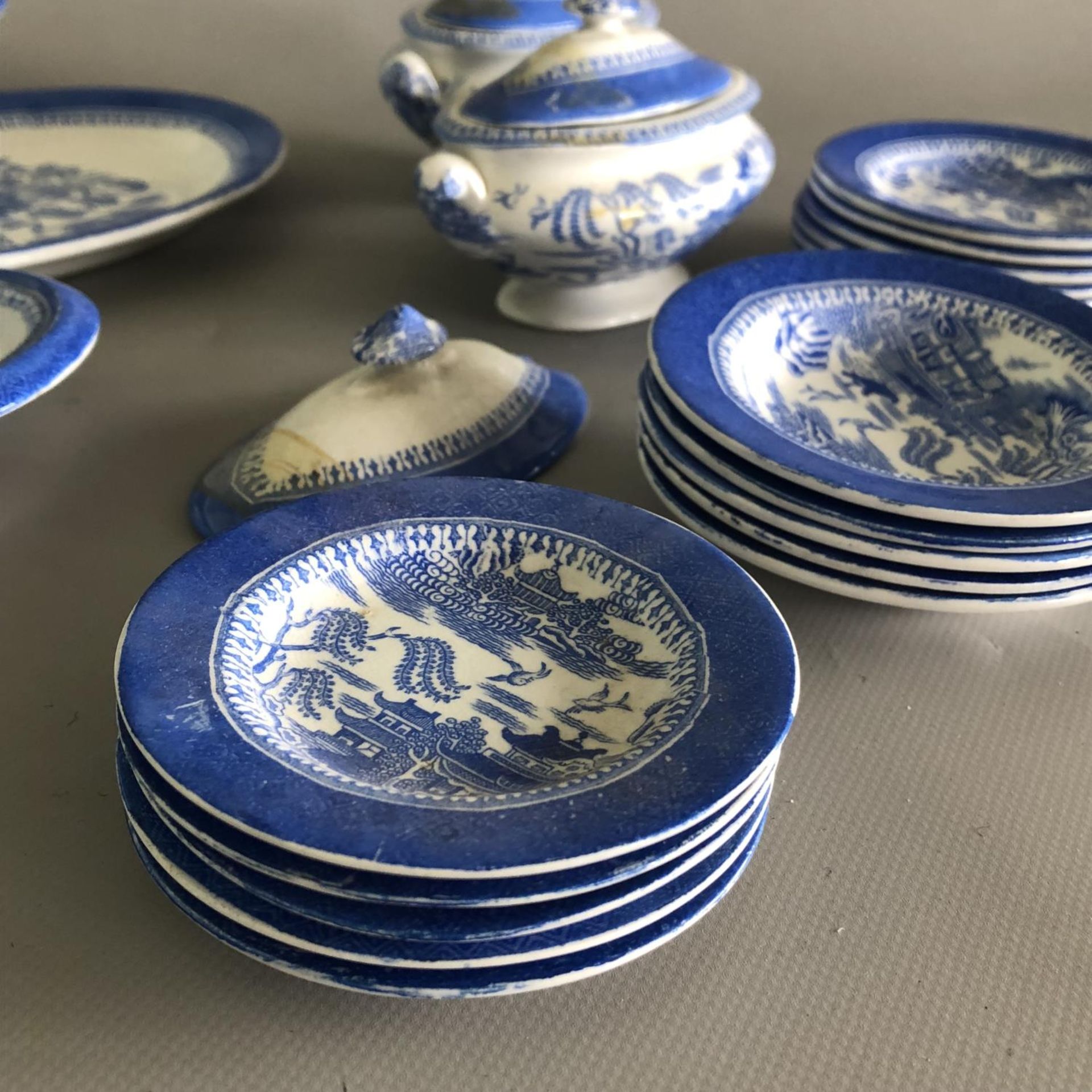 Copeland - Antique Willow Pattern Toy Child's Dinner Service 31 Pieces - c1860 - Image 2 of 9