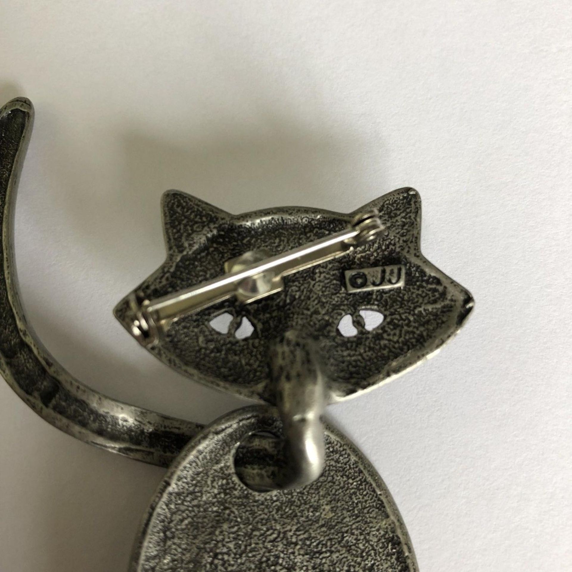 Vintage Signed JJ pewter Long Tailed Articulated Cat Brooch/Pin Body Moves - Image 3 of 3