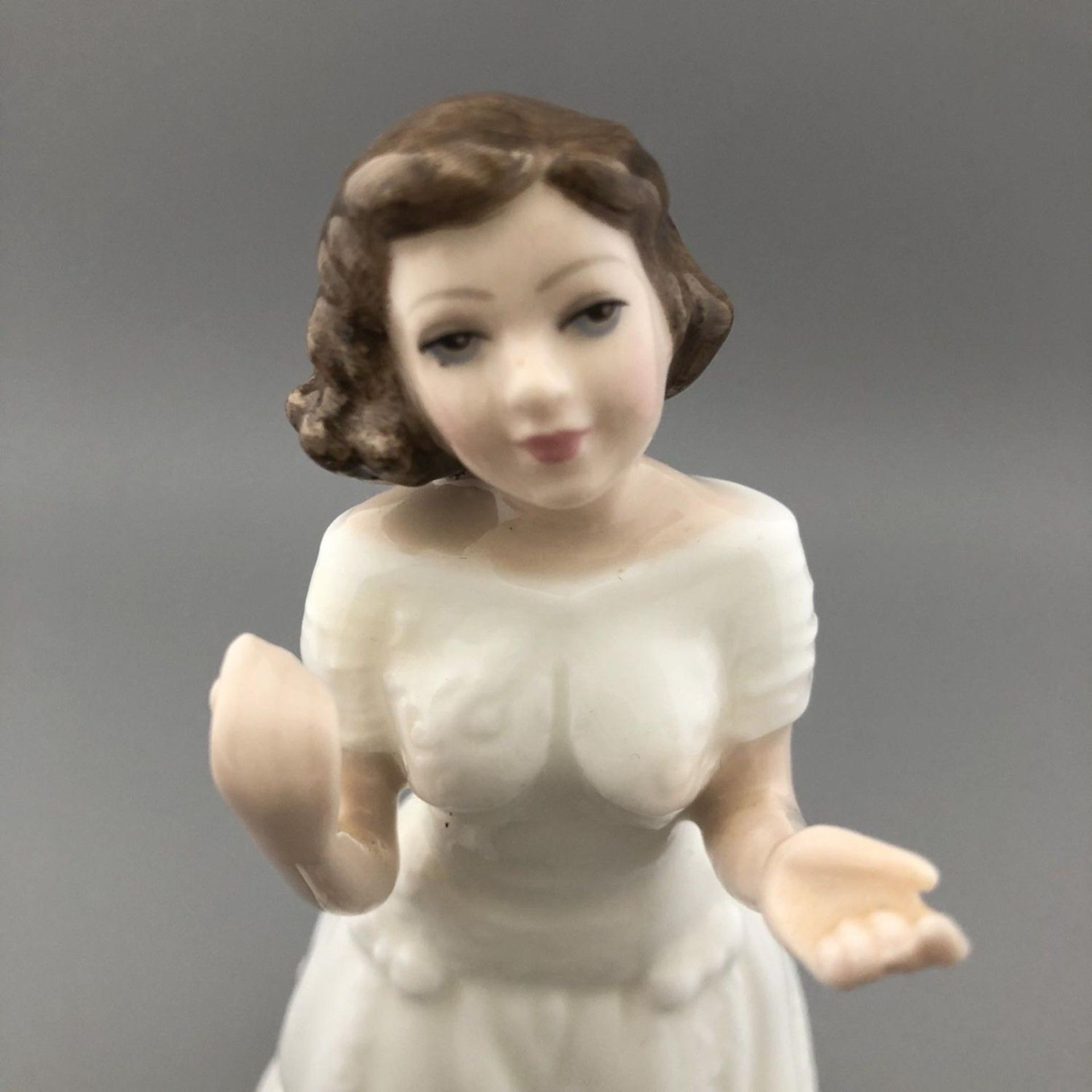 Royal Doulton Figurine "Welcome" Collectors Club HN3764 - Nada M Pedley 1995 - Image 2 of 6