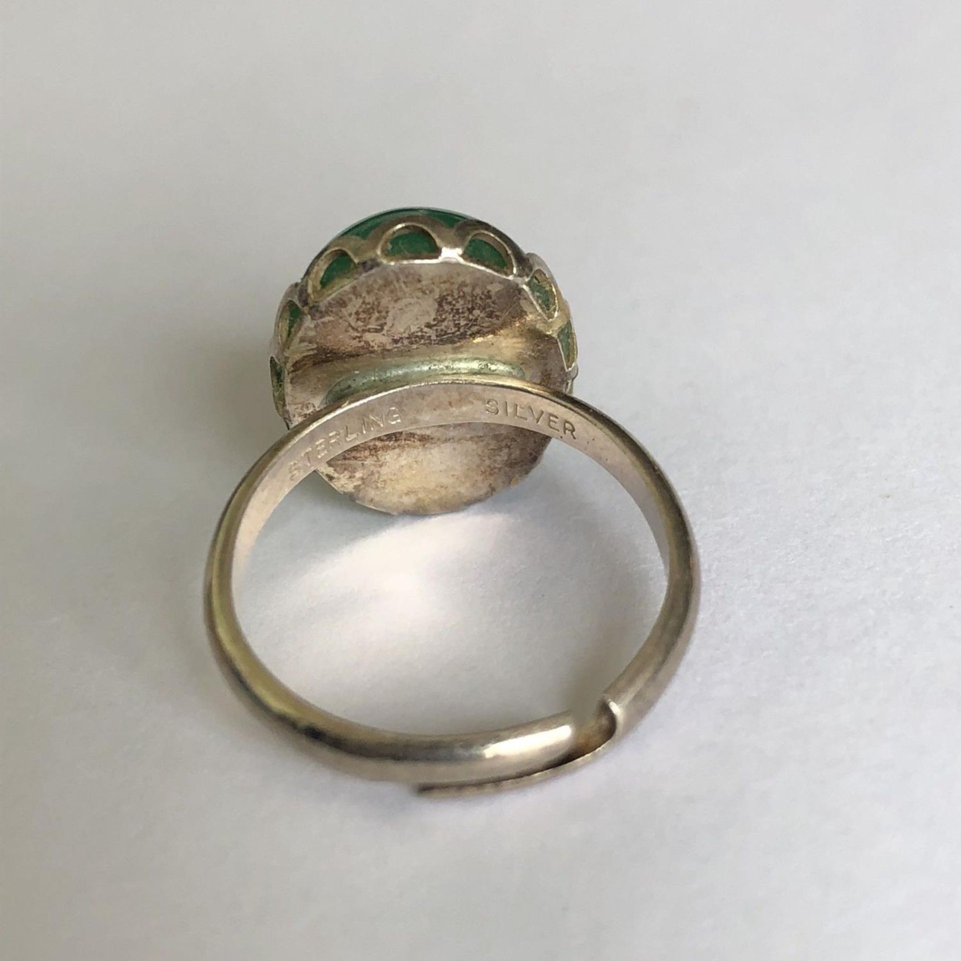 Vintage Silver adjustable ring set with polished green cabochon stone - Image 2 of 2