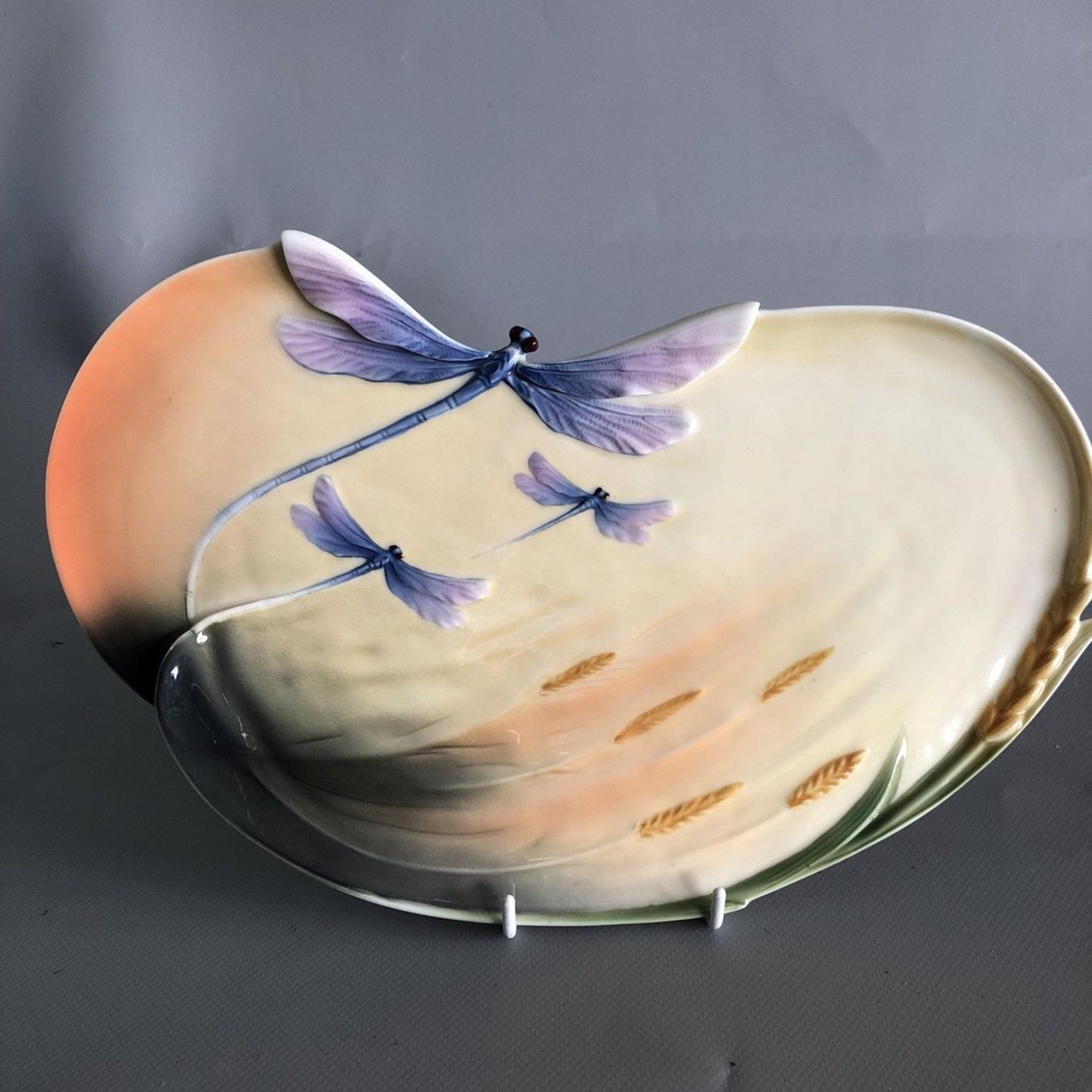 Signed Jen Woo Franz Dragonfly & Corn Wheat Decoration Porcelain Sandwich Plate - Image 4 of 5